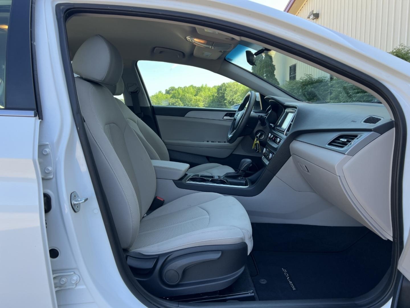 2019 WHITE /Tan Cloth Hyundai Sonata SE (5NPE24AF3KH) with an 2.4L 4 Cyl. engine, Automatic transmission, located at 506 S. Kingshighway, Cape Girardeau, MO, 63703, (573) 235-5000, 37.294994, -89.556206 - 2019 Hyundai Sonata SE 1-Owner 97xxx miles Front Wheel Drive 2.4L 4 Cyl. Automatic Backup Camera Bluetooth Cruise Power Windows/Locks/Mirrors We have financing available and we accept trades! Fill out a credit application on our website or come by today! If you have any questions, give us - Photo#13