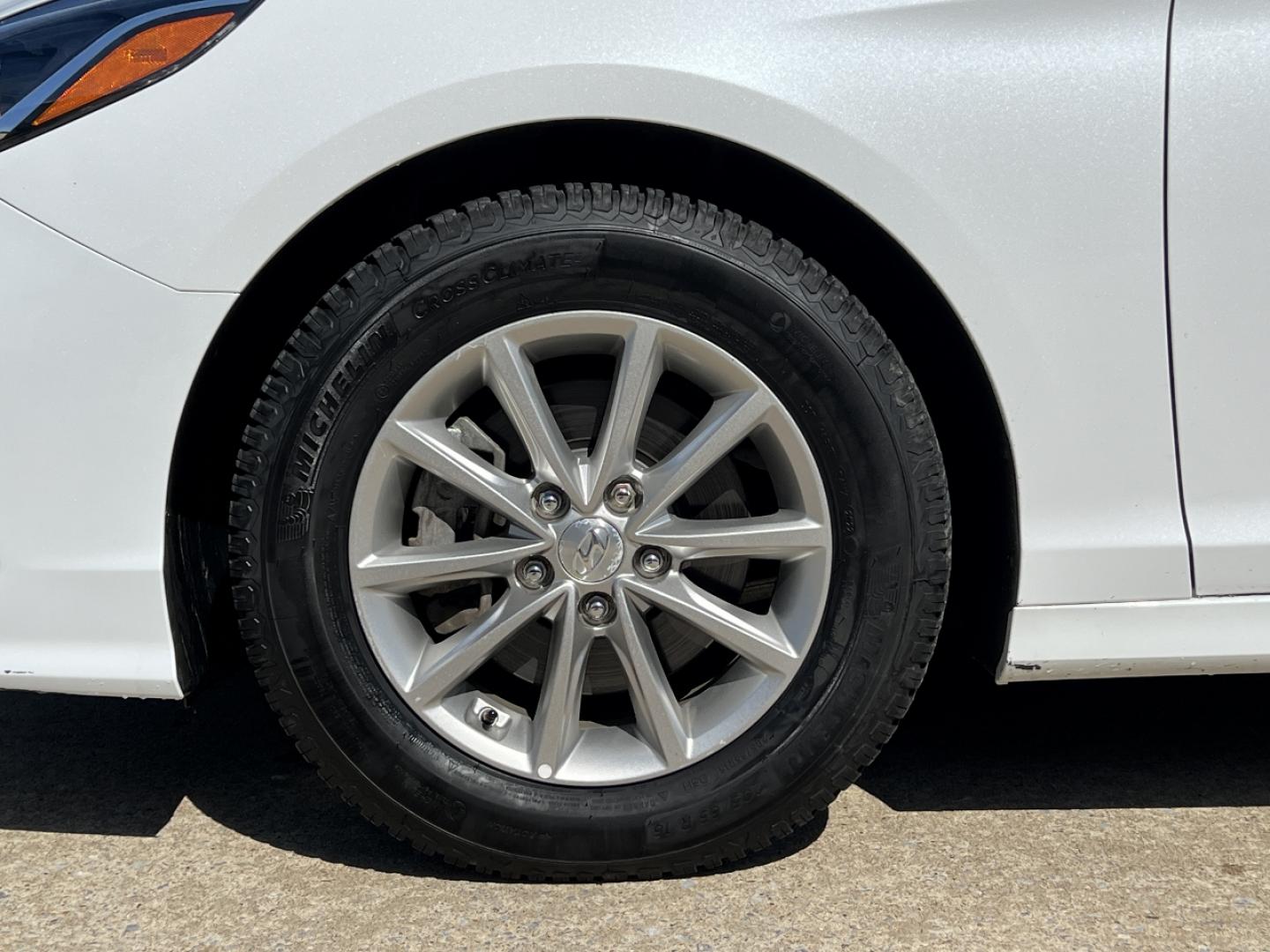 2019 WHITE /Tan Cloth Hyundai Sonata SE (5NPE24AF3KH) with an 2.4L 4 Cyl. engine, Automatic transmission, located at 506 S. Kingshighway, Cape Girardeau, MO, 63703, (573) 235-5000, 37.294994, -89.556206 - 2019 Hyundai Sonata SE 1-Owner 97xxx miles Front Wheel Drive 2.4L 4 Cyl. Automatic Backup Camera Bluetooth Cruise Power Windows/Locks/Mirrors We have financing available and we accept trades! Fill out a credit application on our website or come by today! If you have any questions, give us - Photo#29