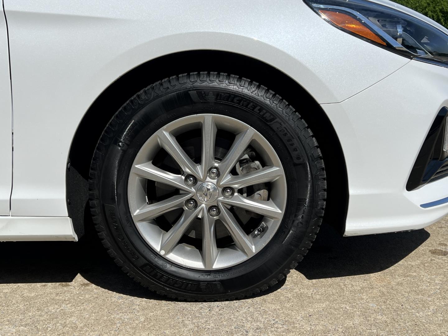 2019 WHITE /Tan Cloth Hyundai Sonata SE (5NPE24AF3KH) with an 2.4L 4 Cyl. engine, Automatic transmission, located at 506 S. Kingshighway, Cape Girardeau, MO, 63703, (573) 235-5000, 37.294994, -89.556206 - 2019 Hyundai Sonata SE 1-Owner 97xxx miles Front Wheel Drive 2.4L 4 Cyl. Automatic Backup Camera Bluetooth Cruise Power Windows/Locks/Mirrors We have financing available and we accept trades! Fill out a credit application on our website or come by today! If you have any questions, give us - Photo#33