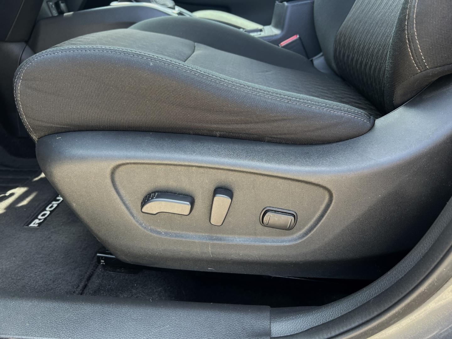2017 GRAY /Black Cloth Nissan Rogue SV 2WD (5N1AT2MTXHC) with an 2.5L 4 Cyl. engine, CVT transmission, located at 506 S. Kingshighway, Cape Girardeau, MO, 63703, (573) 235-5000, 37.294994, -89.556206 - 2017 Nissan Rogue SV Only 72xxx miles Front Wheel Drive 2.5L 4 Cyl. Automatic Backup Camera Power Driver Seat Heated Seats Sunroof Remote Start Cruise Power Windows/Locks/Mirrors We have financing available and we accept trades! Fill out a credit application on our website or come by tod - Photo#5