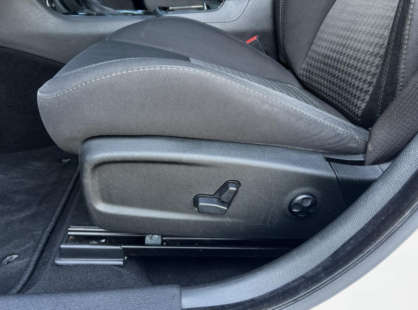 2019 WHITE /Black Cloth Dodge Charger R/T (2C3CDXCT6KH) with an 5.7L V8 engine, Automatic transmission, located at 2990 Old Orchard Rd., Jackson, MO, 63755, 37.354214, -89.612106 - 2019 Dodge Charger R/T 87xxx miles Rear Wheel Drive 5.7L V8 Automatic Navigation Backup Camera Power Driver Seat Heated Seats Heated Steering Wheel Bluetooth Remote Start Cruise Power Windows/Locks/Mirrors We have financing available and we accept trades! Fill out a credit application - Photo#5