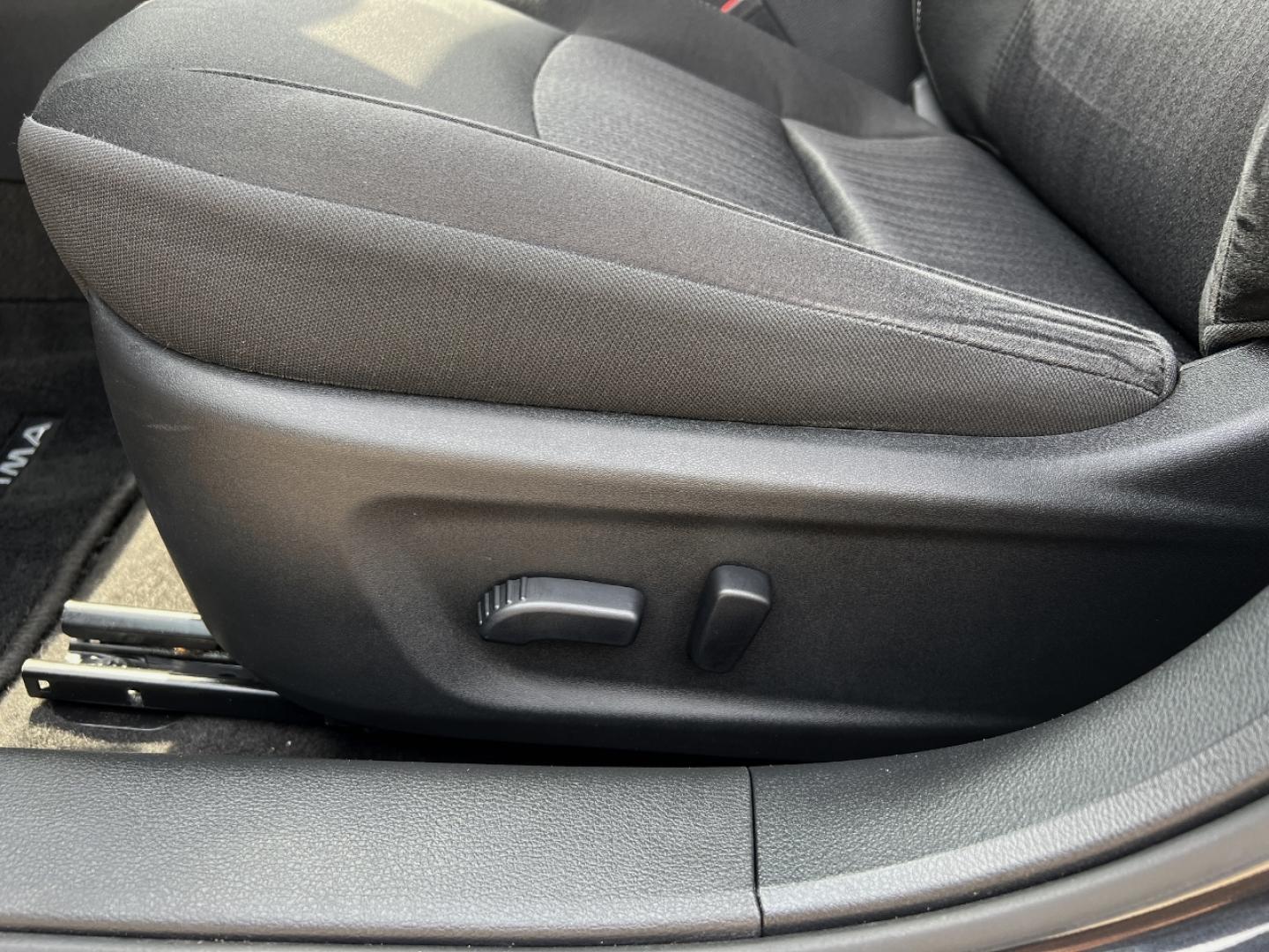2022 BLUE /Black Cloth Nissan Altima 2.5 SV (1N4BL4DVXNN) with an 2.5L 4 Cyl. engine, CVT transmission, located at 2990 Old Orchard Rd., Jackson, MO, 63755, 37.354214, -89.612106 - 2022 Nissan Altima SV 1-Owner 94xxx miles Front Wheel Drive 2.5L 4 Cyl. Automatic Backup Camera Power Driver Seat Bluetooth Remote Start Cruise Power Windows/Locks/Mirrors We have financing available and we accept trades! Fill out a credit application on our website or come by today! If - Photo#3