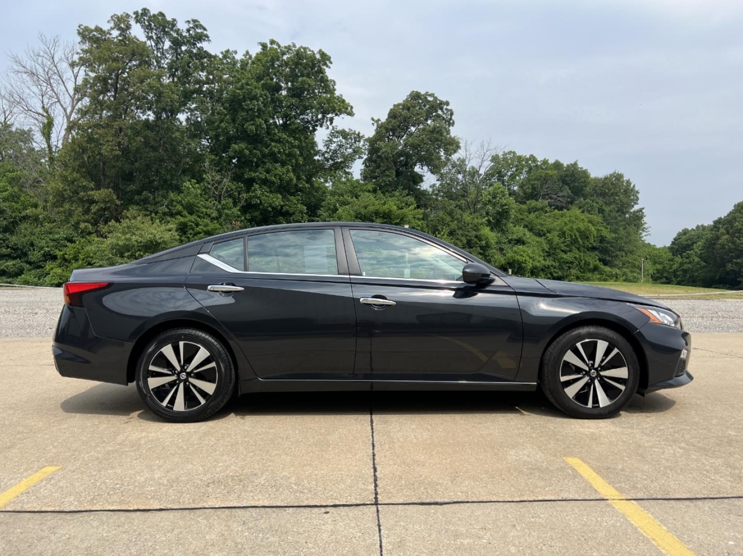 2022 BLUE /Black Cloth Nissan Altima 2.5 SV (1N4BL4DVXNN) with an 2.5L 4 Cyl. engine, CVT transmission, located at 2990 Old Orchard Rd., Jackson, MO, 63755, 37.354214, -89.612106 - 2022 Nissan Altima SV 1-Owner 94xxx miles Front Wheel Drive 2.5L 4 Cyl. Automatic Backup Camera Power Driver Seat Bluetooth Remote Start Cruise Power Windows/Locks/Mirrors We have financing available and we accept trades! Fill out a credit application on our website or come by today! If - Photo#7