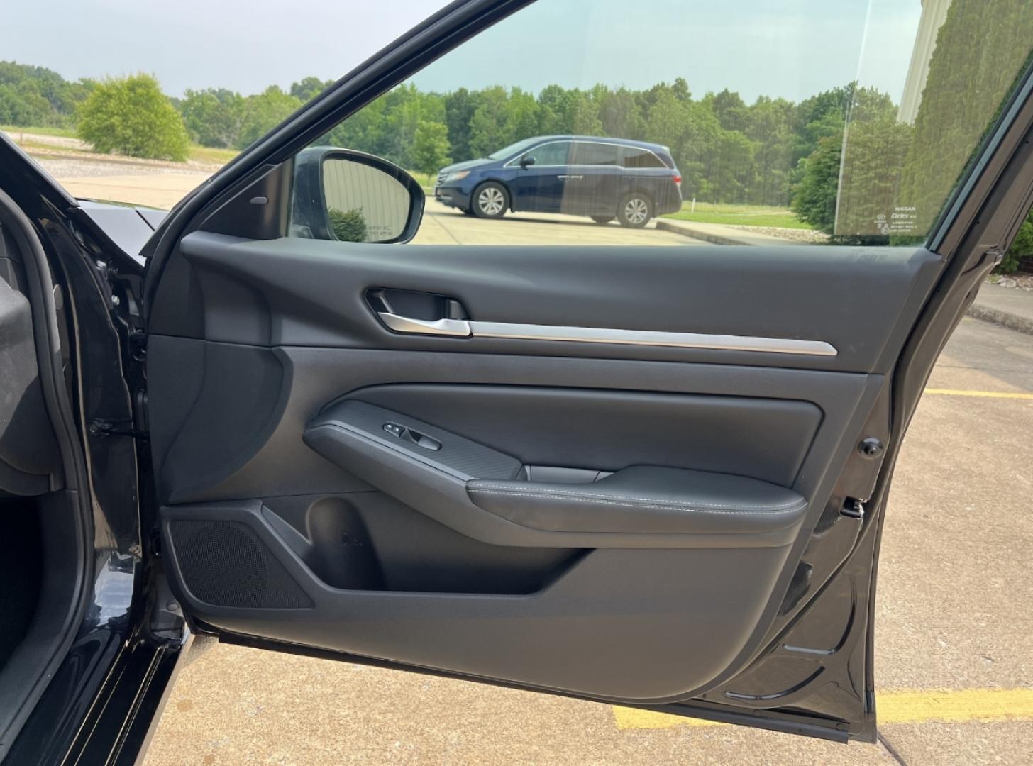 2022 BLUE /Black Cloth Nissan Altima 2.5 SV (1N4BL4DVXNN) with an 2.5L 4 Cyl. engine, CVT transmission, located at 2990 Old Orchard Rd., Jackson, MO, 63755, 37.354214, -89.612106 - 2022 Nissan Altima SV 1-Owner 94xxx miles Front Wheel Drive 2.5L 4 Cyl. Automatic Backup Camera Power Driver Seat Bluetooth Remote Start Cruise Power Windows/Locks/Mirrors We have financing available and we accept trades! Fill out a credit application on our website or come by today! If - Photo#12