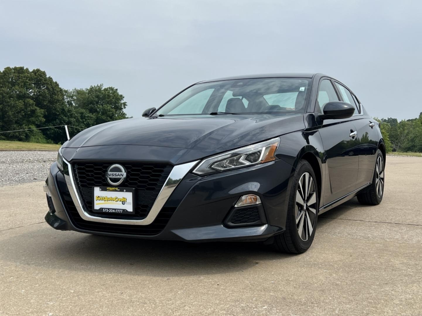 2022 BLUE /Black Cloth Nissan Altima 2.5 SV (1N4BL4DVXNN) with an 2.5L 4 Cyl. engine, CVT transmission, located at 2990 Old Orchard Rd., Jackson, MO, 63755, 37.354214, -89.612106 - 2022 Nissan Altima SV 1-Owner 94xxx miles Front Wheel Drive 2.5L 4 Cyl. Automatic Backup Camera Power Driver Seat Bluetooth Remote Start Cruise Power Windows/Locks/Mirrors We have financing available and we accept trades! Fill out a credit application on our website or come by today! If - Photo#5