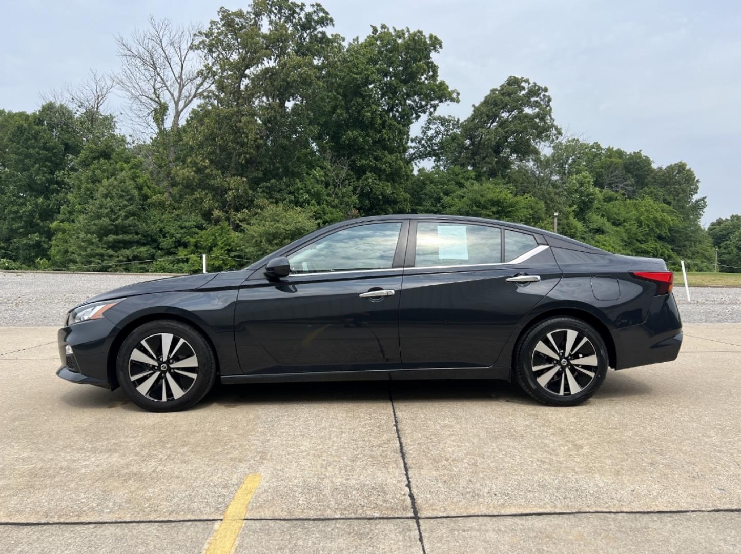 2022 BLUE /Black Cloth Nissan Altima 2.5 SV (1N4BL4DVXNN) with an 2.5L 4 Cyl. engine, CVT transmission, located at 2990 Old Orchard Rd., Jackson, MO, 63755, 37.354214, -89.612106 - 2022 Nissan Altima SV 1-Owner 94xxx miles Front Wheel Drive 2.5L 4 Cyl. Automatic Backup Camera Power Driver Seat Bluetooth Remote Start Cruise Power Windows/Locks/Mirrors We have financing available and we accept trades! Fill out a credit application on our website or come by today! If - Photo#6