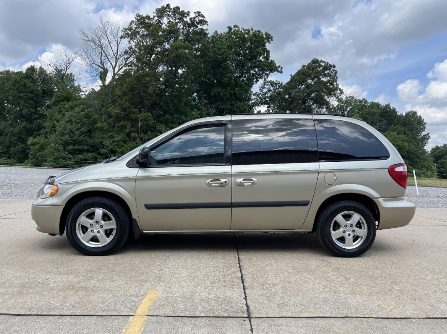 2007 GOLD /Tan Cloth Dodge Caravan SXT (1D4GP45R47B) with an 3.3L V6 engine, Automatic transmission, located at 2990 Old Orchard Rd., Jackson, MO, 63755, 37.354214, -89.612106 - 2007 Dodge Caravan SXT 152xxx miles Front Wheel Drive 3.3L V6 Automatic 3rd Row Power Driver Seat Cruise Power Windows/Locks/Mirrors We have financing available and we accept trades! Fill out a credit application on our website or come by today! If you have any questions, give us a call at - Photo#4