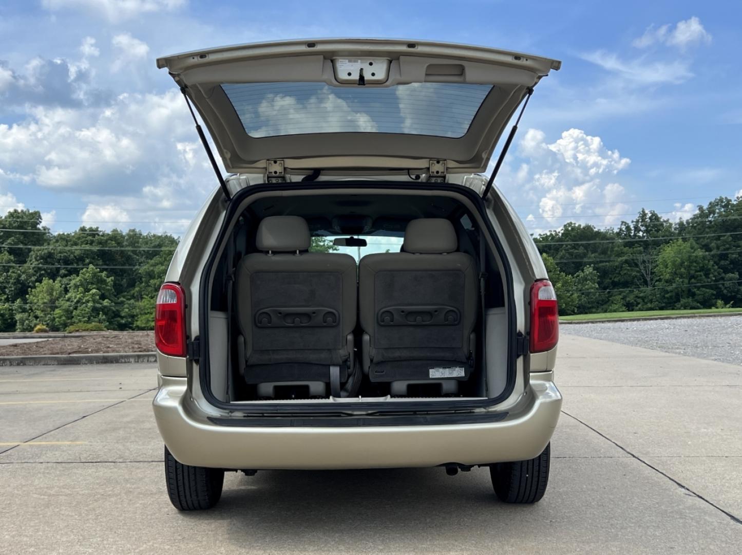 2007 GOLD /Tan Cloth Dodge Caravan SXT (1D4GP45R47B) with an 3.3L V6 engine, Automatic transmission, located at 2990 Old Orchard Rd., Jackson, MO, 63755, 37.354214, -89.612106 - 2007 Dodge Caravan SXT 152xxx miles Front Wheel Drive 3.3L V6 Automatic 3rd Row Power Driver Seat Cruise Power Windows/Locks/Mirrors We have financing available and we accept trades! Fill out a credit application on our website or come by today! If you have any questions, give us a call at - Photo#17