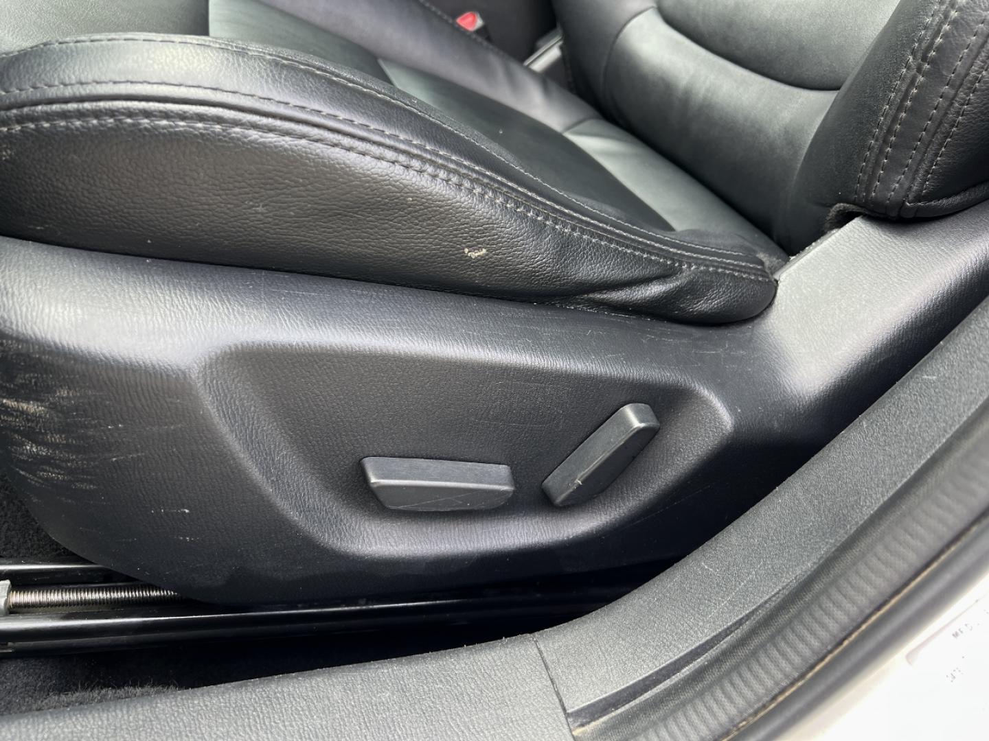 2014 WHITE /Black Leather Mazda Mazda6 i Touring (JM1GJ1V63E1) with an 2.5L 4 Cyl. engine, Automatic transmission, located at 2990 Old Orchard Rd., Jackson, MO, 63755, 37.354214, -89.612106 - 2014 Mazda 6 Touring 1-Owner 217xxx miles Front Wheel Drive 2.5L 4 Cyl. Automatic Leather Backup Camera Power Driver Seat Bluetooth Cruise Power Windows/Locks/Mirrors We have financing available and we accept trades! Fill out a credit application on our website or come by today! If you - Photo#3