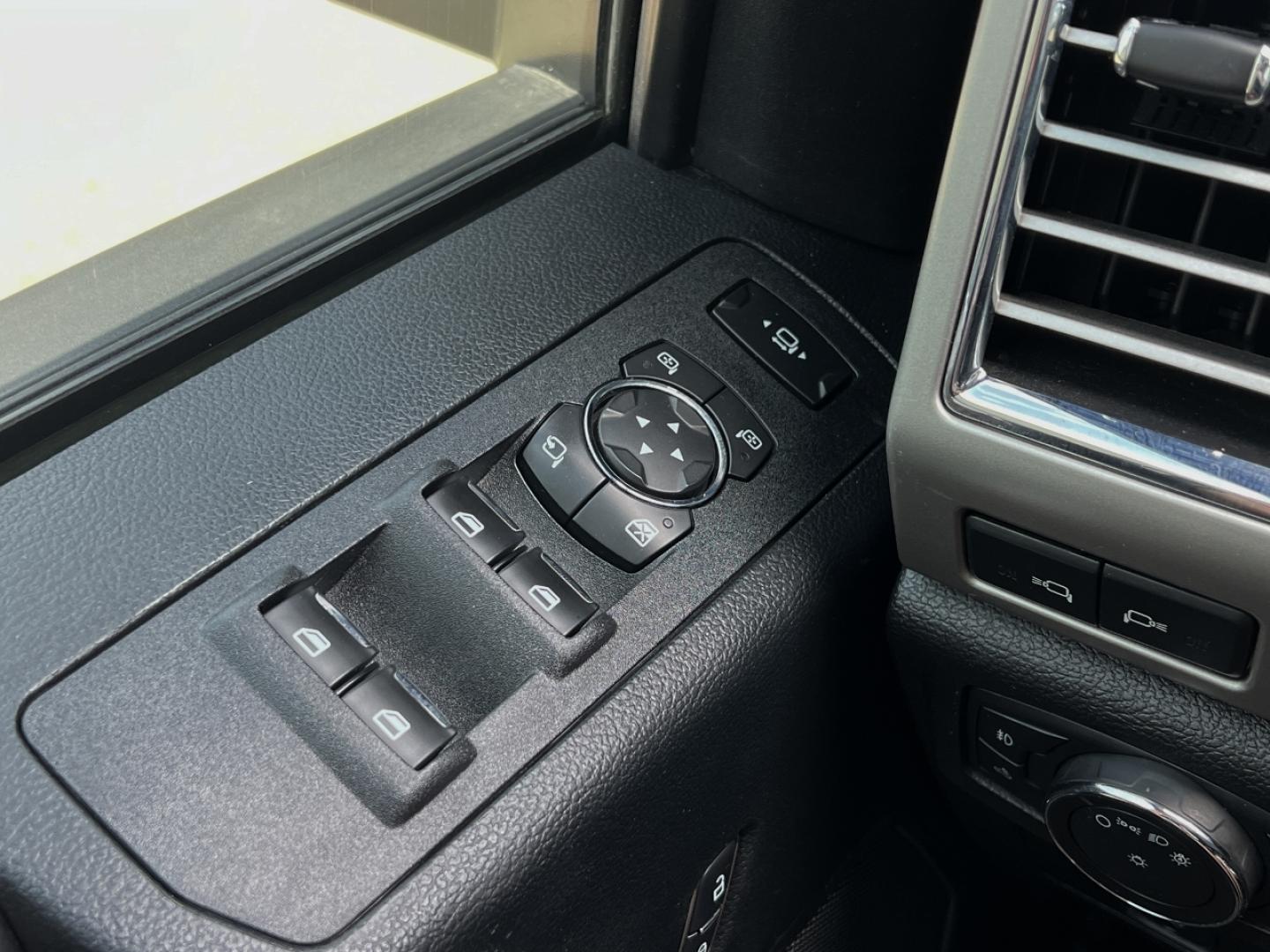 2017 GRAY /Black Leather Ford F-250 SD Lariat (1FT7W2BT0HE) with an 6.7L V8 DIESEL engine, Automatic transmission, located at 506 S. Kingshighway, Cape Girardeau, MO, 63703, (573) 235-5000, 37.294994, -89.556206 - 2017 Ford F-250 Lariat Super Duty 189xxx miles 4x4 6.7L V8 Diesel Automatic Leather Navigation Backup Camera Bluetooth Cruise Power Windows/Locks/Mirrors We have financing available and we accept trades! Fill out a credit application on our website or come by today! If you have any quest - Photo#28