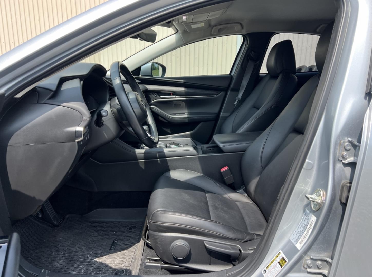 2019 SILVER /Black Leather Mazda MAZDA3 Select (JM1BPBAM9K1) with an 2.5L 4 Cyl. engine, Automatic transmission, located at 2990 Old Orchard Rd., Jackson, MO, 63755, 37.354214, -89.612106 - We have financing available and we accept trades! Fill out a credit application on our website or come by today! If you have any questions, give us a call at (573) 204-7777 or visit our website at firstautocredit.com. - Photo#5
