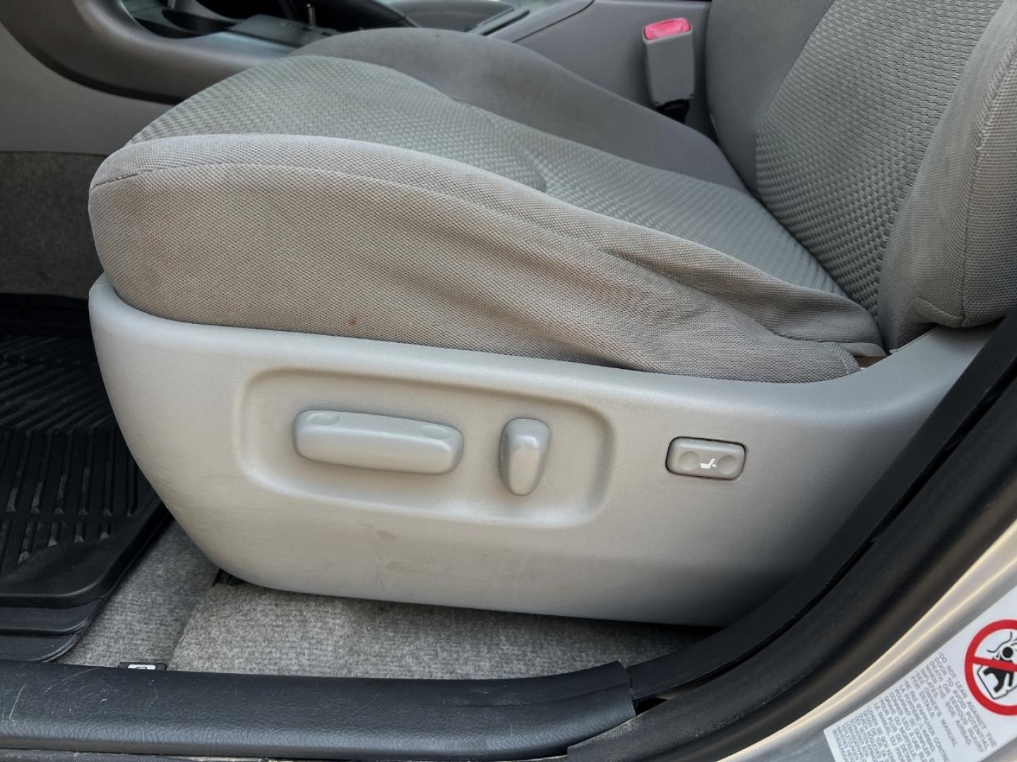 2008 SILVER /Gray Cloth Toyota RAV4 Limited I4 4WD (JTMBD31V386) with an 2.4L 4 Cyl. engine, Automatic transmission, located at 506 S. Kingshighway, Cape Girardeau, MO, 63703, (573) 235-5000, 37.294994, -89.556206 - 2008 Toyota RAV4 Limited 179xxx miles All Wheel Drive 2.4L 4 Cyl. Automatic Navigation Power Driver Seat Bluetooth Cruise Power Windows/Locks/Mirrors We have financing available and we accept trades! Fill out a credit application on our website or come by today! If you have any questions, - Photo#4