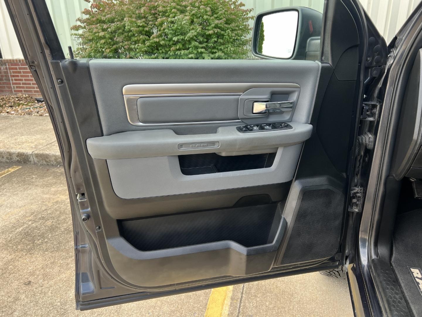 2020 GRAY /Gray Cloth RAM 1500 Classic Classic SLT Crew Cab LWB 4WD (1C6RR7TT8LS) with an 5.7L V8 engine, Automatic transmission, located at 2990 Old Orchard Rd., Jackson, MO, 63755, 37.354214, -89.612106 - 2020 Ram 1500 Classic SLT 95xxx miles 4x4 5.7L V8 Automatic Backup Camera Bluetooth Cruise Power Windows/Locks/Mirrors We have financing available and we accept trades! Fill out a credit application on our website or come by today! If you have any questions, give us a call at (573) 204-777 - Photo#11
