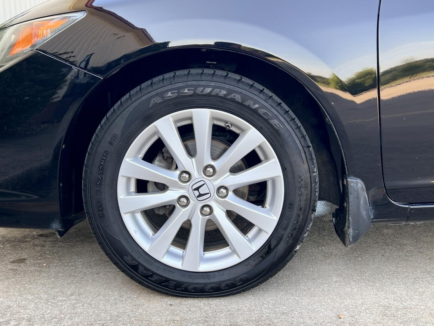 2012 BLACK /Gray Cloth Honda Civic EX (2HGFG3B84CH) with an 1.8L 4 Cyl. engine, Automatic transmission, located at 2990 Old Orchard Rd., Jackson, MO, 63755, 37.354214, -89.612106 - 2012 Honda Civic EX 155xxx miles Front Wheel Drive 1.8L 4 Cyl. Automatic Sunroof Bluetooth Cruise Power Windows/Locks/Mirrors We have financing available and we accept trades! Fill out a credit application on our website or come by today! If you have any questions, give us a call at (573) - Photo#32