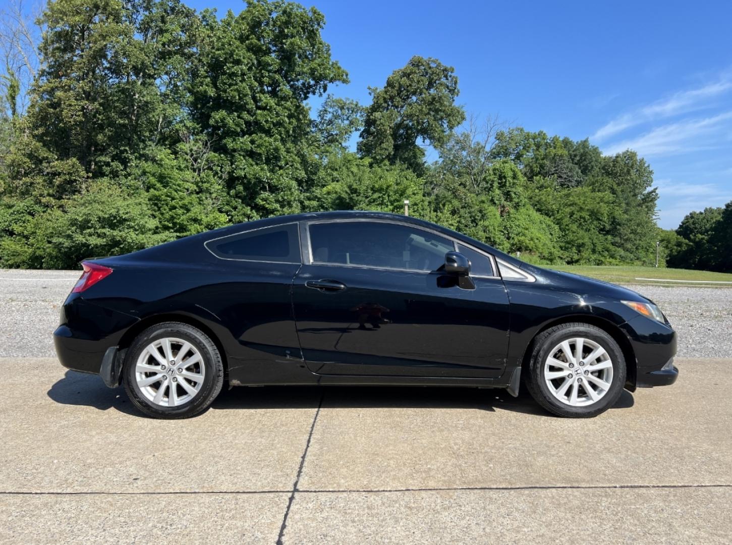 2012 BLACK /Gray Cloth Honda Civic EX (2HGFG3B84CH) with an 1.8L 4 Cyl. engine, Automatic transmission, located at 2990 Old Orchard Rd., Jackson, MO, 63755, 37.354214, -89.612106 - 2012 Honda Civic EX 155xxx miles Front Wheel Drive 1.8L 4 Cyl. Automatic Sunroof Bluetooth Cruise Power Windows/Locks/Mirrors We have financing available and we accept trades! Fill out a credit application on our website or come by today! If you have any questions, give us a call at (573) - Photo#5