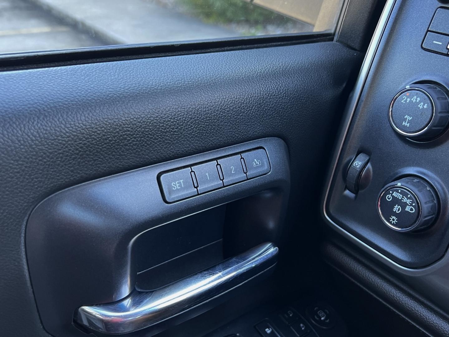 2018 GRAY /Gray Leather Chevrolet Silverado 2500HD LTZ Crew Cab Long Box 4WD (1GC1KWEG7JF) with an 6.0L V8 engine, Automatic transmission, located at 2990 Old Orchard Rd., Jackson, MO, 63755, 37.354214, -89.612106 - 2018 Chevrolet Silverado 2500HD LTZ 222xxx miles 4x4 6.0L V8 Automatic Leather Backup Camera Power/Heated Seats Bluetooth Remote Start Cruise Power Windows/Locks/Mirrors We have financing available and we accept trades! Fill out a credit application on our website or come by today! If y - Photo#28
