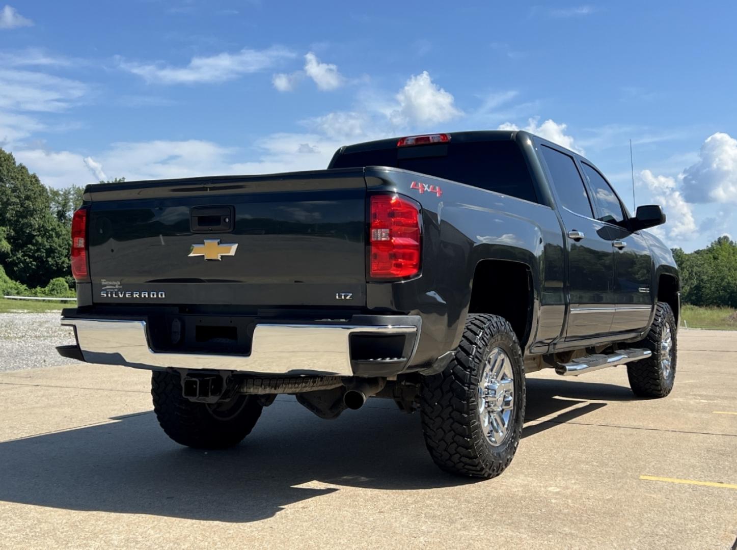 2018 GRAY /Gray Leather Chevrolet Silverado 2500HD LTZ Crew Cab Long Box 4WD (1GC1KWEG7JF) with an 6.0L V8 engine, Automatic transmission, located at 2990 Old Orchard Rd., Jackson, MO, 63755, 37.354214, -89.612106 - 2018 Chevrolet Silverado 2500HD LTZ 222xxx miles 4x4 6.0L V8 Automatic Leather Backup Camera Power/Heated Seats Bluetooth Remote Start Cruise Power Windows/Locks/Mirrors We have financing available and we accept trades! Fill out a credit application on our website or come by today! If y - Photo#10