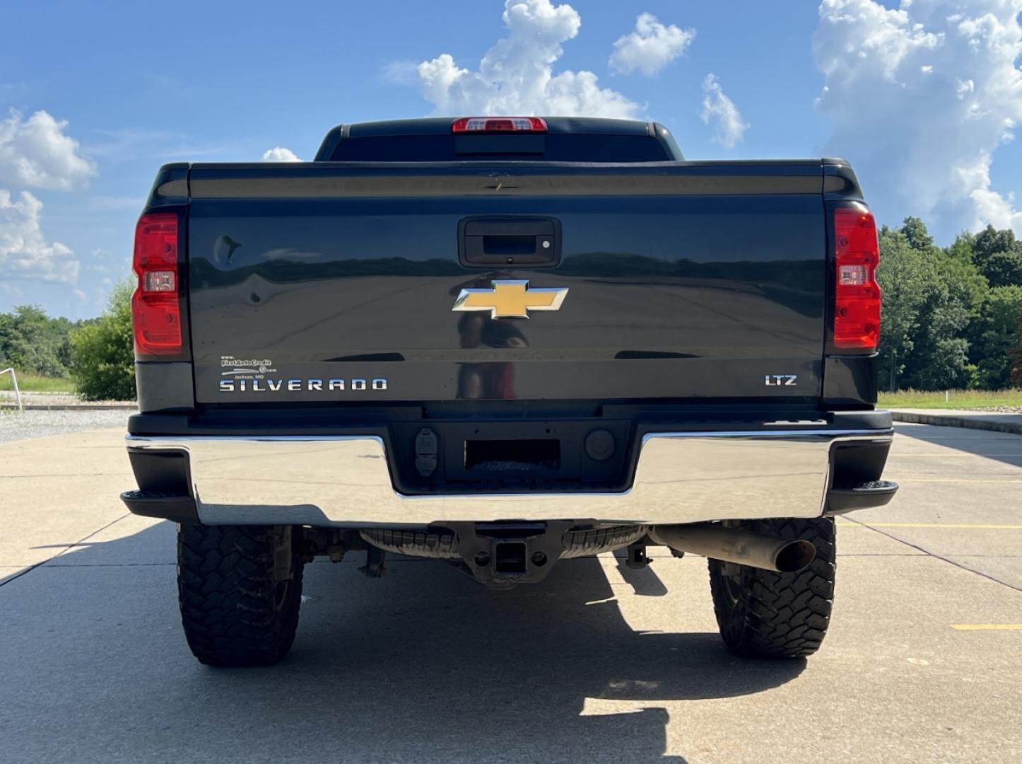 2018 GRAY /Gray Leather Chevrolet Silverado 2500HD LTZ Crew Cab Long Box 4WD (1GC1KWEG7JF) with an 6.0L V8 engine, Automatic transmission, located at 2990 Old Orchard Rd., Jackson, MO, 63755, 37.354214, -89.612106 - 2018 Chevrolet Silverado 2500HD LTZ 222xxx miles 4x4 6.0L V8 Automatic Leather Backup Camera Power/Heated Seats Bluetooth Remote Start Cruise Power Windows/Locks/Mirrors We have financing available and we accept trades! Fill out a credit application on our website or come by today! If y - Photo#12