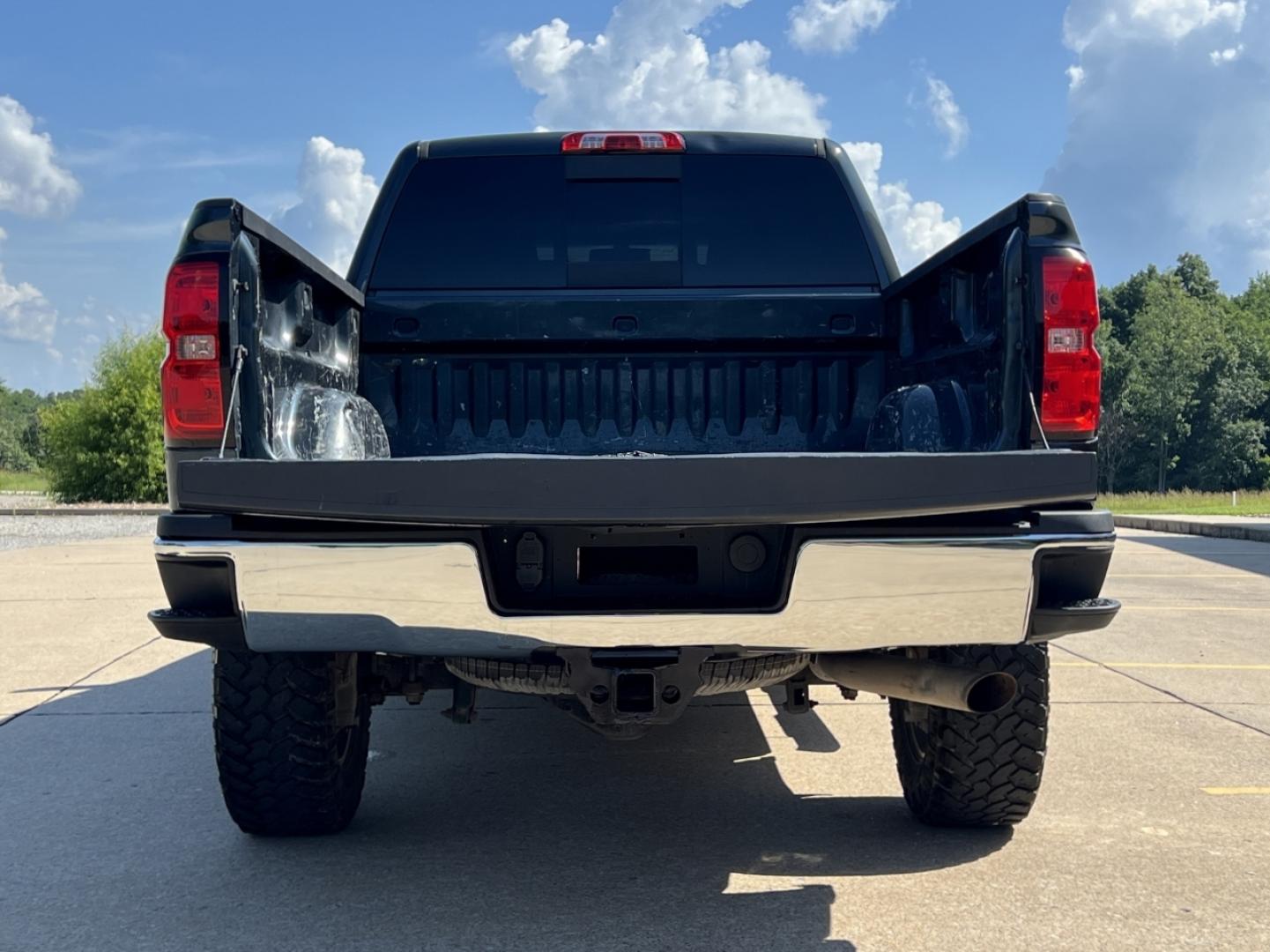 2018 GRAY /Gray Leather Chevrolet Silverado 2500HD LTZ Crew Cab Long Box 4WD (1GC1KWEG7JF) with an 6.0L V8 engine, Automatic transmission, located at 2990 Old Orchard Rd., Jackson, MO, 63755, 37.354214, -89.612106 - 2018 Chevrolet Silverado 2500HD LTZ 222xxx miles 4x4 6.0L V8 Automatic Leather Backup Camera Power/Heated Seats Bluetooth Remote Start Cruise Power Windows/Locks/Mirrors We have financing available and we accept trades! Fill out a credit application on our website or come by today! If y - Photo#20