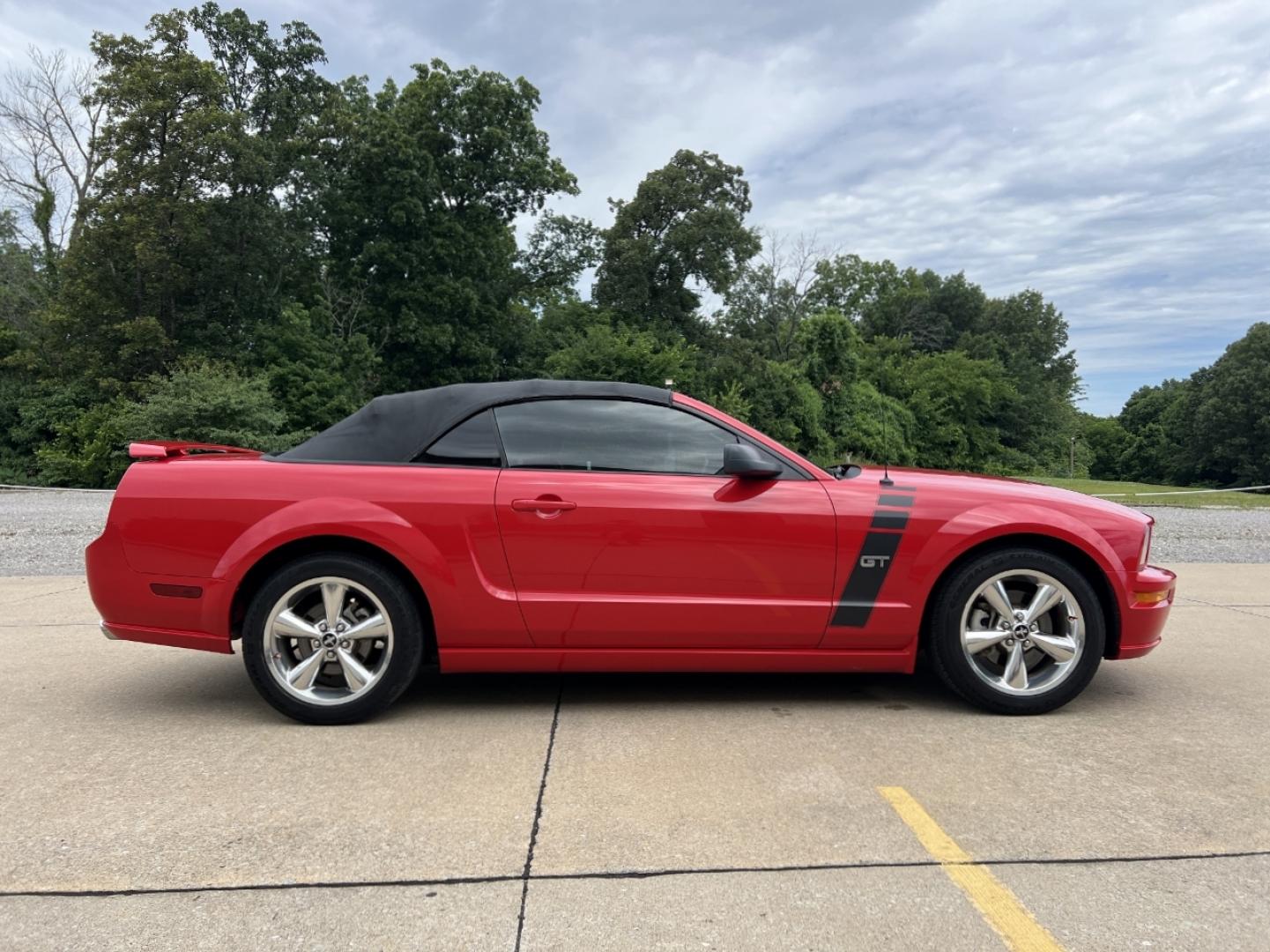 2006 RED /Red Leather Ford Mustang GT Deluxe Convertible (1ZVHT85H965) with an 4.6L V8 engine, Automatic transmission, located at 2990 Old Orchard Rd., Jackson, MO, 63755, 37.354214, -89.612106 - 2006 Ford Mustang GT Deluxe 118xxx miles Rear Wheel Drive 4.6L V8 Automatic Leather Power Driver Seat Cruise Power Windows/Locks/Mirrors We have financing available and we accept trades! Fill out a credit application on our website or come by today! If you have any questions, give us a cal - Photo#5