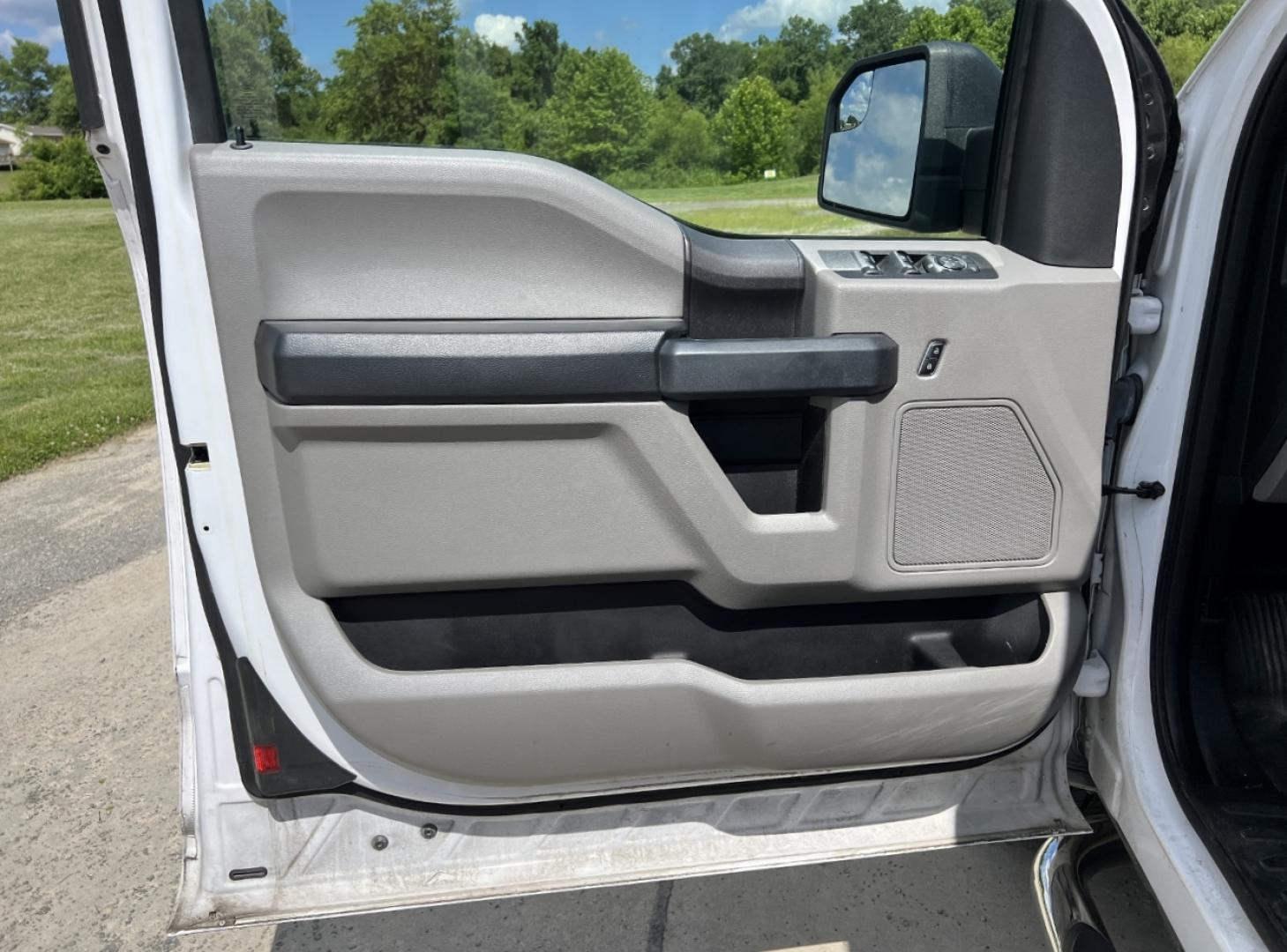2018 WHITE /Gray Cloth Ford F-150 XL SuperCab 6.5-ft. Bed 2WD (1FTEX1EB7JK) with an 3.3L V6 engine, Automatic transmission, located at 506 S. Kingshighway, Cape Girardeau, MO, 63703, (573) 235-5000, 37.294994, -89.556206 - 2018 Ford F-150 XL 165xxx miles 4x4 3.3L V6 Automatic Backup Camera Bluetooth Cruise Power Windows/Locks/Mirrors We have financing available and we accept trades! Fill out a credit application on our website or come by today! If you have any questions, give us a call at (573) 235-5000 or v - Photo#11