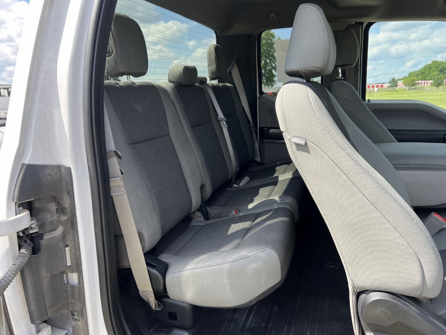 2018 WHITE /Gray Cloth Ford F-150 XL SuperCab 6.5-ft. Bed 2WD (1FTEX1EB7JK) with an 3.3L V6 engine, Automatic transmission, located at 506 S. Kingshighway, Cape Girardeau, MO, 63703, (573) 235-5000, 37.294994, -89.556206 - 2018 Ford F-150 XL 165xxx miles 4x4 3.3L V6 Automatic Backup Camera Bluetooth Cruise Power Windows/Locks/Mirrors We have financing available and we accept trades! Fill out a credit application on our website or come by today! If you have any questions, give us a call at (573) 235-5000 or v - Photo#17