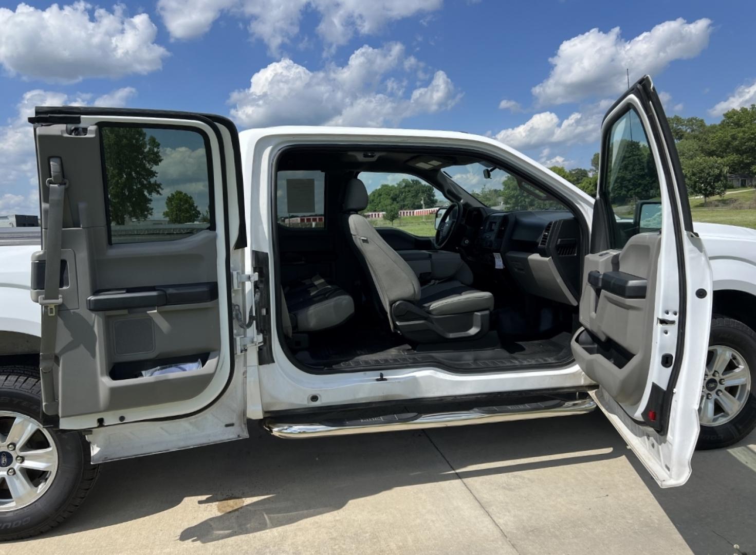 2018 WHITE /Gray Cloth Ford F-150 XL SuperCab 6.5-ft. Bed 2WD (1FTEX1EB7JK) with an 3.3L V6 engine, Automatic transmission, located at 506 S. Kingshighway, Cape Girardeau, MO, 63703, (573) 235-5000, 37.294994, -89.556206 - 2018 Ford F-150 XL 165xxx miles 4x4 3.3L V6 Automatic Backup Camera Bluetooth Cruise Power Windows/Locks/Mirrors We have financing available and we accept trades! Fill out a credit application on our website or come by today! If you have any questions, give us a call at (573) 235-5000 or v - Photo#18