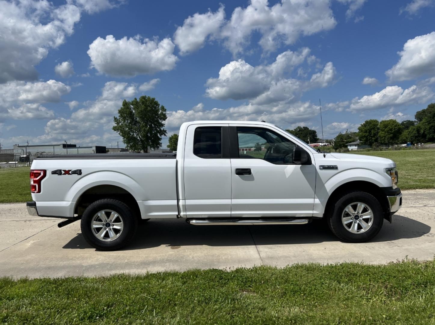 2018 WHITE /Gray Cloth Ford F-150 XL SuperCab 6.5-ft. Bed 2WD (1FTEX1EB7JK) with an 3.3L V6 engine, Automatic transmission, located at 506 S. Kingshighway, Cape Girardeau, MO, 63703, (573) 235-5000, 37.294994, -89.556206 - 2018 Ford F-150 XL 165xxx miles 4x4 3.3L V6 Automatic Backup Camera Bluetooth Cruise Power Windows/Locks/Mirrors We have financing available and we accept trades! Fill out a credit application on our website or come by today! If you have any questions, give us a call at (573) 235-5000 or v - Photo#6