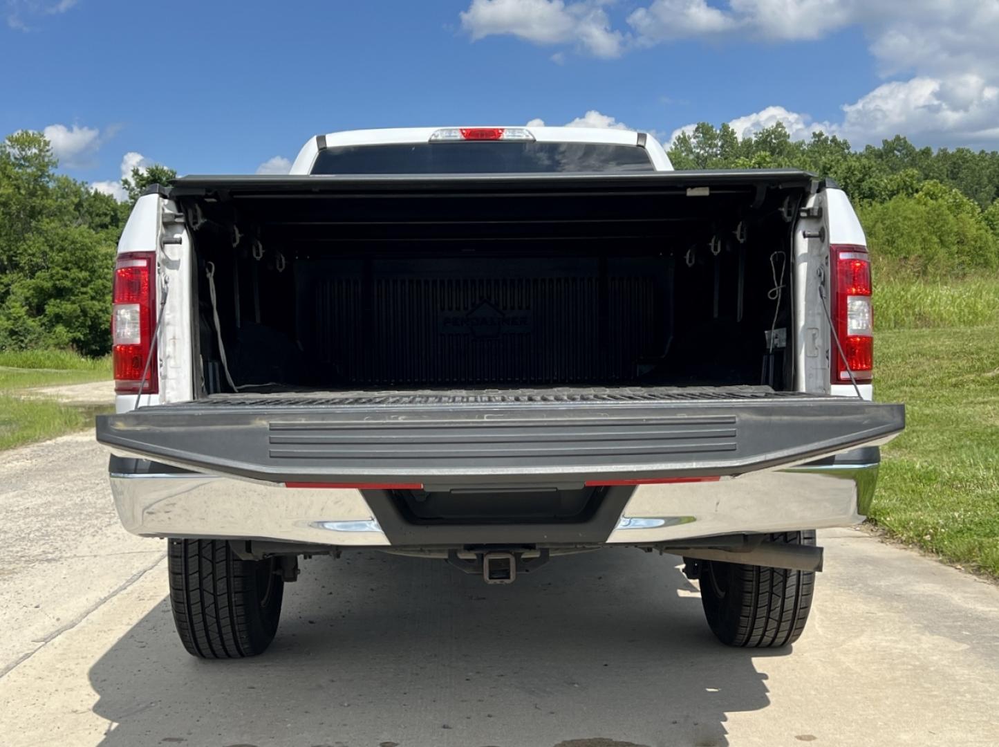 2018 WHITE /Gray Cloth Ford F-150 XL SuperCab 6.5-ft. Bed 2WD (1FTEX1EB7JK) with an 3.3L V6 engine, Automatic transmission, located at 506 S. Kingshighway, Cape Girardeau, MO, 63703, (573) 235-5000, 37.294994, -89.556206 - 2018 Ford F-150 XL 165xxx miles 4x4 3.3L V6 Automatic Backup Camera Bluetooth Cruise Power Windows/Locks/Mirrors We have financing available and we accept trades! Fill out a credit application on our website or come by today! If you have any questions, give us a call at (573) 235-5000 or v - Photo#19