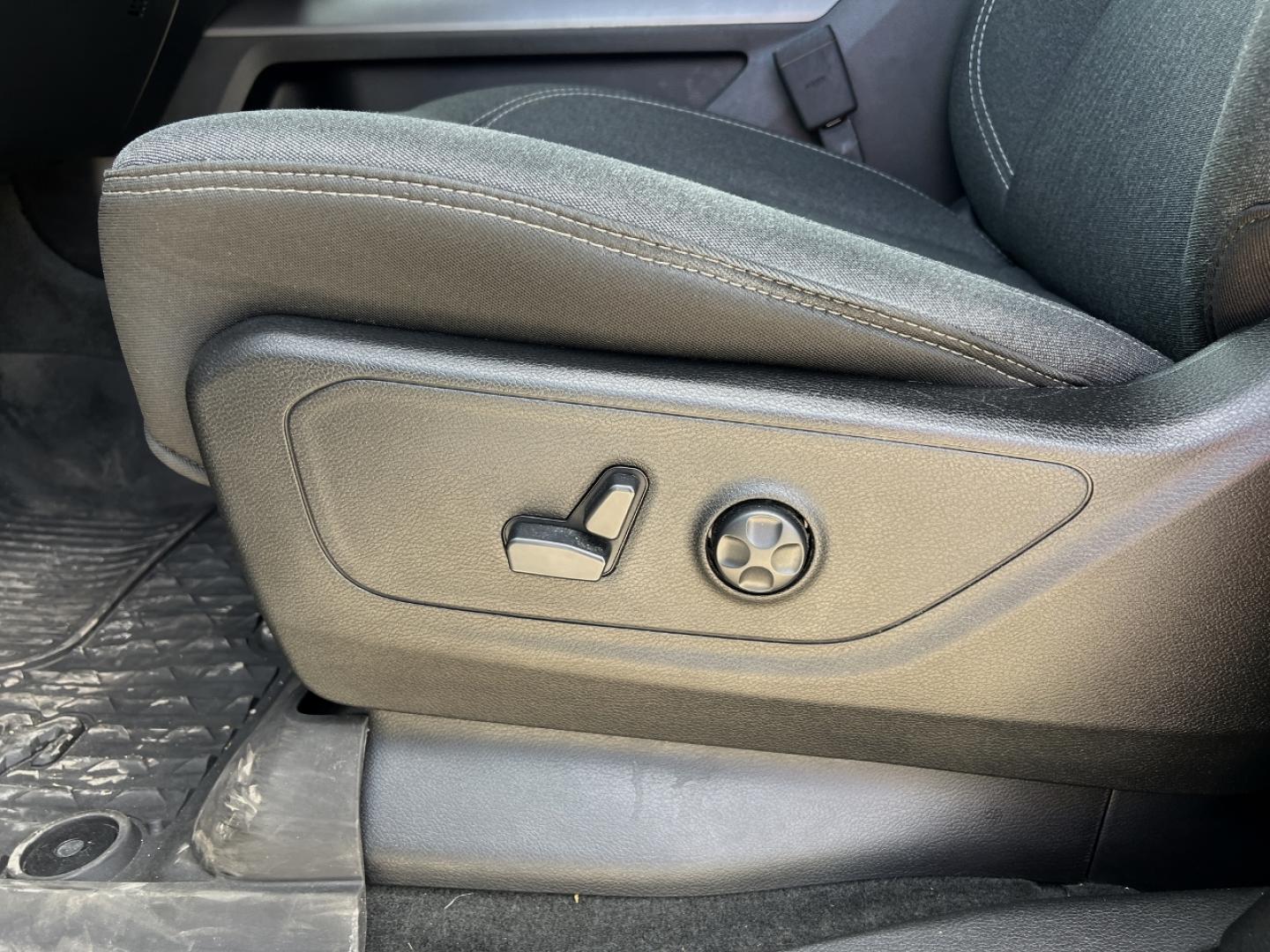 2020 BLACK /Gray Cloth RAM 1500 Big Horn Crew Cab SWB 4WD (1C6SRFFT3LN) with an 5.7L V8 engine, Automatic transmission, located at 506 S. Kingshighway, Cape Girardeau, MO, 63703, (573) 235-5000, 37.294994, -89.556206 - 2020 Ram 1500 Big Horn Only 43xxx miles 4x4 5.7L V8 Automatic Backup Camera Power Driver Seat Bluetooth Remote Start Cruise Power Windows/Locks/Mirrors We have financing available and we accept trades! Fill out a credit application on our website or come by today! If you have any questio - Photo#4