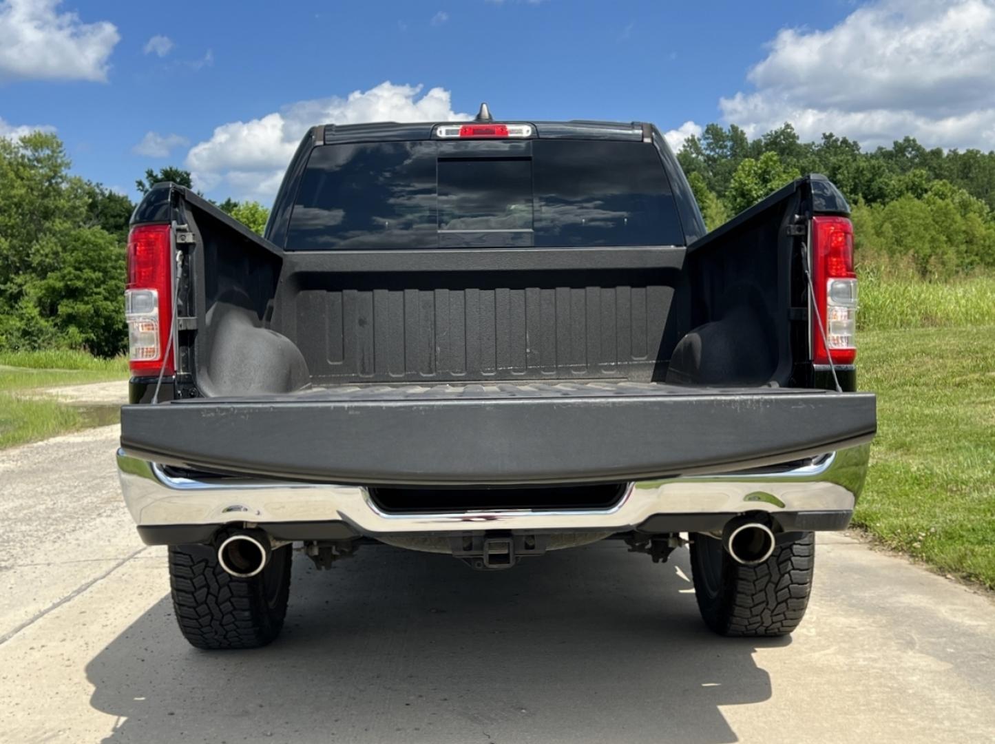 2020 BLACK /Gray Cloth RAM 1500 Big Horn Crew Cab SWB 4WD (1C6SRFFT3LN) with an 5.7L V8 engine, Automatic transmission, located at 506 S. Kingshighway, Cape Girardeau, MO, 63703, (573) 235-5000, 37.294994, -89.556206 - 2020 Ram 1500 Big Horn Only 43xxx miles 4x4 5.7L V8 Automatic Backup Camera Power Driver Seat Bluetooth Remote Start Cruise Power Windows/Locks/Mirrors We have financing available and we accept trades! Fill out a credit application on our website or come by today! If you have any questio - Photo#18