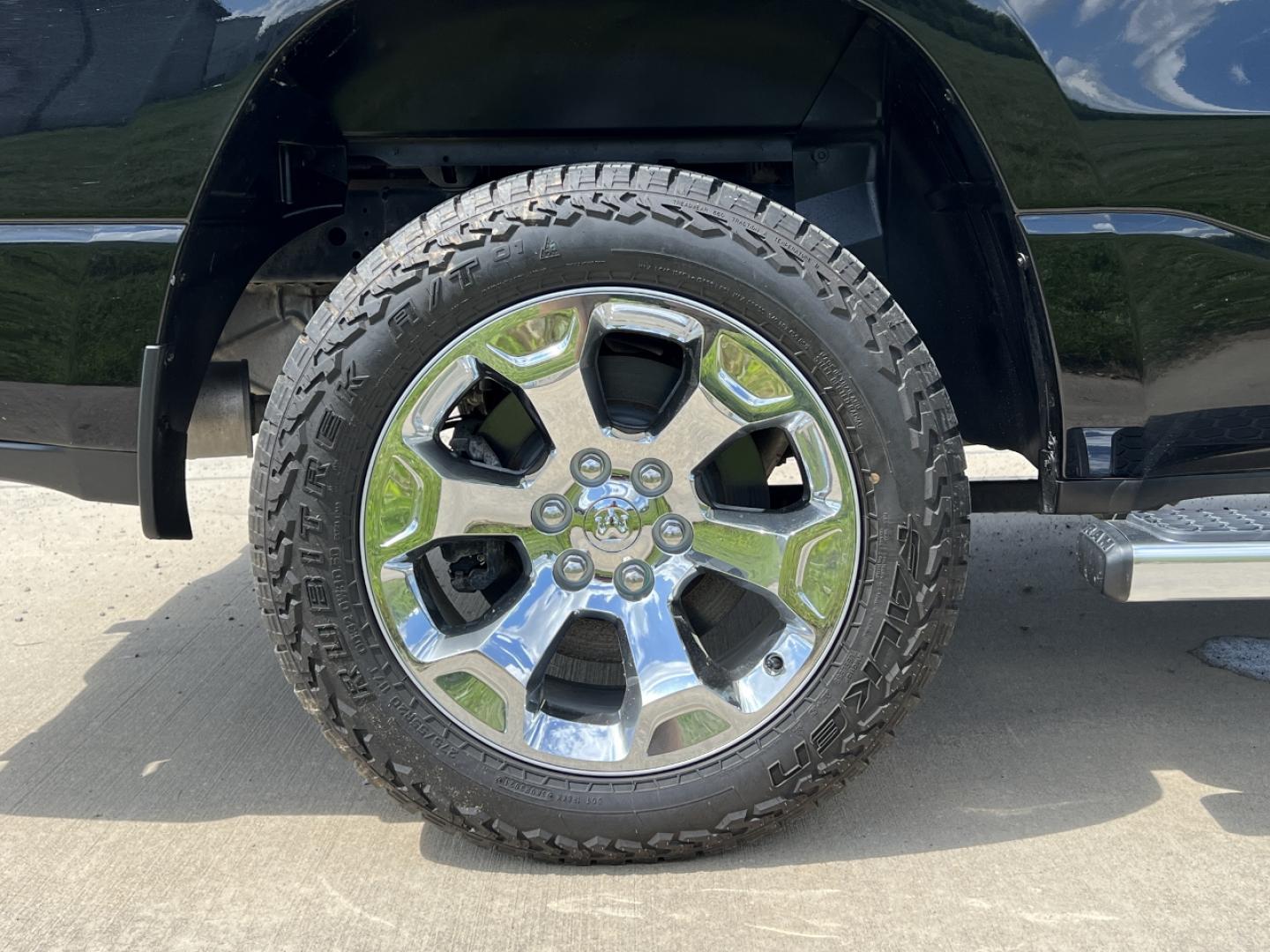 2020 BLACK /Gray Cloth RAM 1500 Big Horn Crew Cab SWB 4WD (1C6SRFFT3LN) with an 5.7L V8 engine, Automatic transmission, located at 506 S. Kingshighway, Cape Girardeau, MO, 63703, (573) 235-5000, 37.294994, -89.556206 - 2020 Ram 1500 Big Horn Only 43xxx miles 4x4 5.7L V8 Automatic Backup Camera Power Driver Seat Bluetooth Remote Start Cruise Power Windows/Locks/Mirrors We have financing available and we accept trades! Fill out a credit application on our website or come by today! If you have any questio - Photo#37
