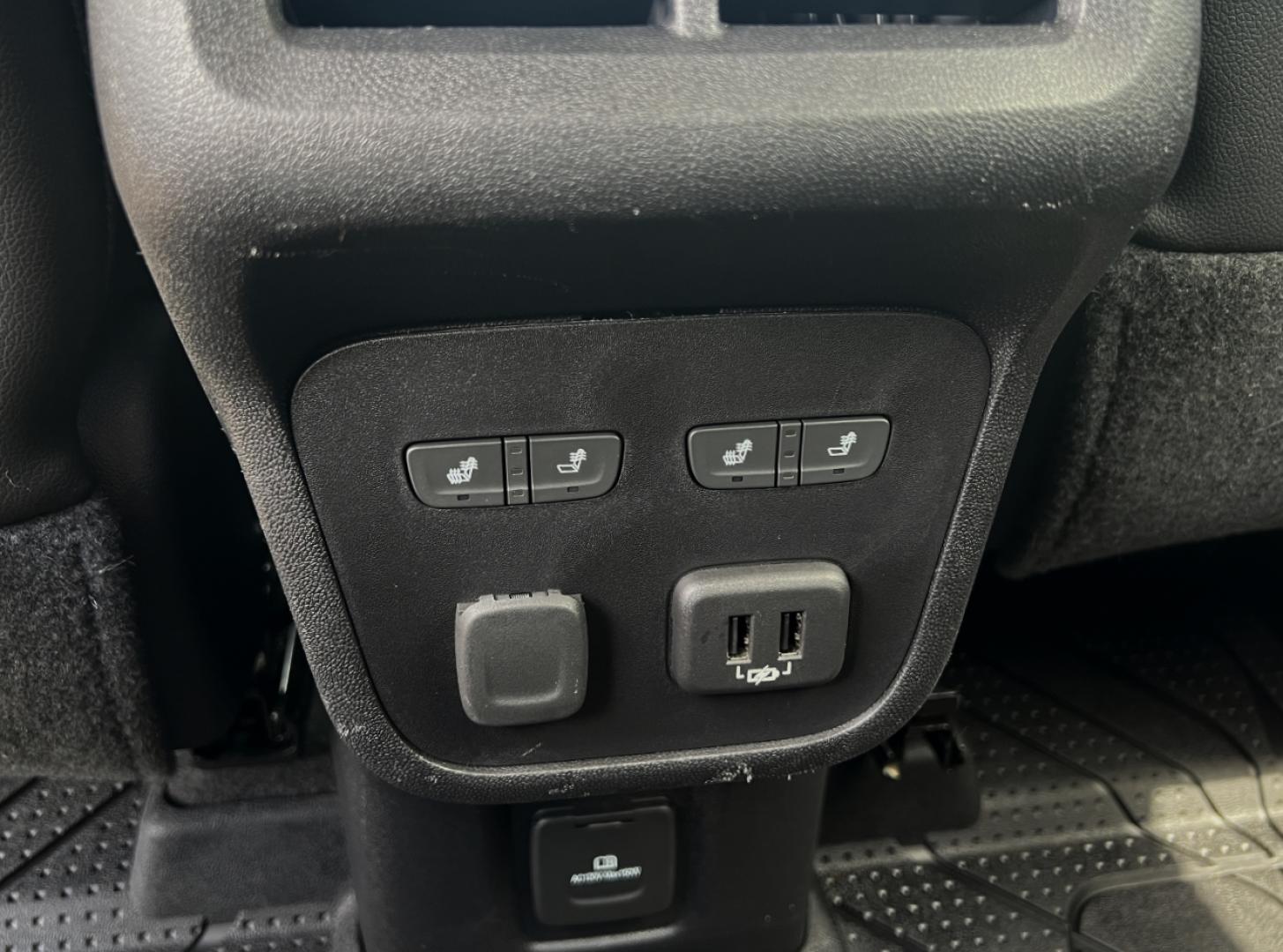 2018 WHITE /Black Leather Chevrolet Equinox Premier (2GNAXNEX4J6) with an 2.0L 4 Cyl. Hybrid engine, Automatic transmission, located at 506 S. Kingshighway, Cape Girardeau, MO, 63703, (573) 235-5000, 37.294994, -89.556206 - 2018 Chevrolet Equinox Premier 99xxx miles Front Wheel Drive 2.0L 4 Cyl. Automatic Leather Power/Heated/Cooled Seats Heated Rear Seats Heated Steering Wheel Backup Camera Bluetooth Remote Start Cruise Power Windows/Locks/Mirrors We have financing available and we accept trades! Fill ou - Photo#5