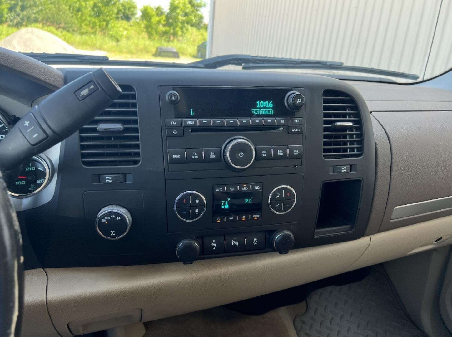 2013 WHITE /Tan Leather Chevrolet Silverado 1500 LT Crew Cab 4WD (3GCPKSE78DG) with an 5.3L V8 engine, Automatic transmission, located at 2990 Old Orchard Rd., Jackson, MO, 63755, 37.354214, -89.612106 - We have financing available and we accept trades! Fill out a credit application on our website or come by today! If you have any questions, give us a call at (573) 204-7777 or visit our website at firstautocredit.com. - Photo#4
