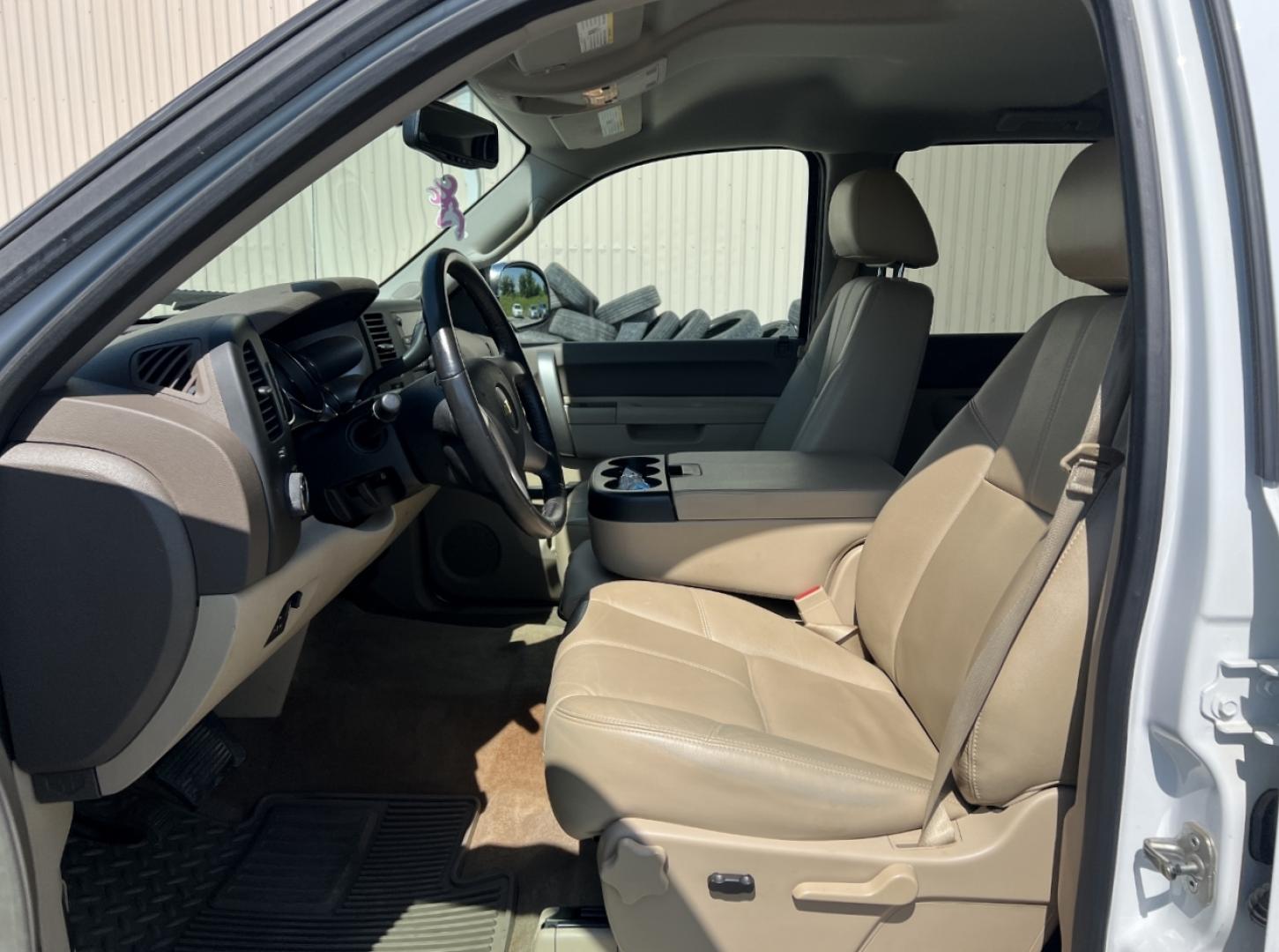 2013 WHITE /Tan Leather Chevrolet Silverado 1500 LT Crew Cab 4WD (3GCPKSE78DG) with an 5.3L V8 engine, Automatic transmission, located at 2990 Old Orchard Rd., Jackson, MO, 63755, 37.354214, -89.612106 - We have financing available and we accept trades! Fill out a credit application on our website or come by today! If you have any questions, give us a call at (573) 204-7777 or visit our website at firstautocredit.com. - Photo#5