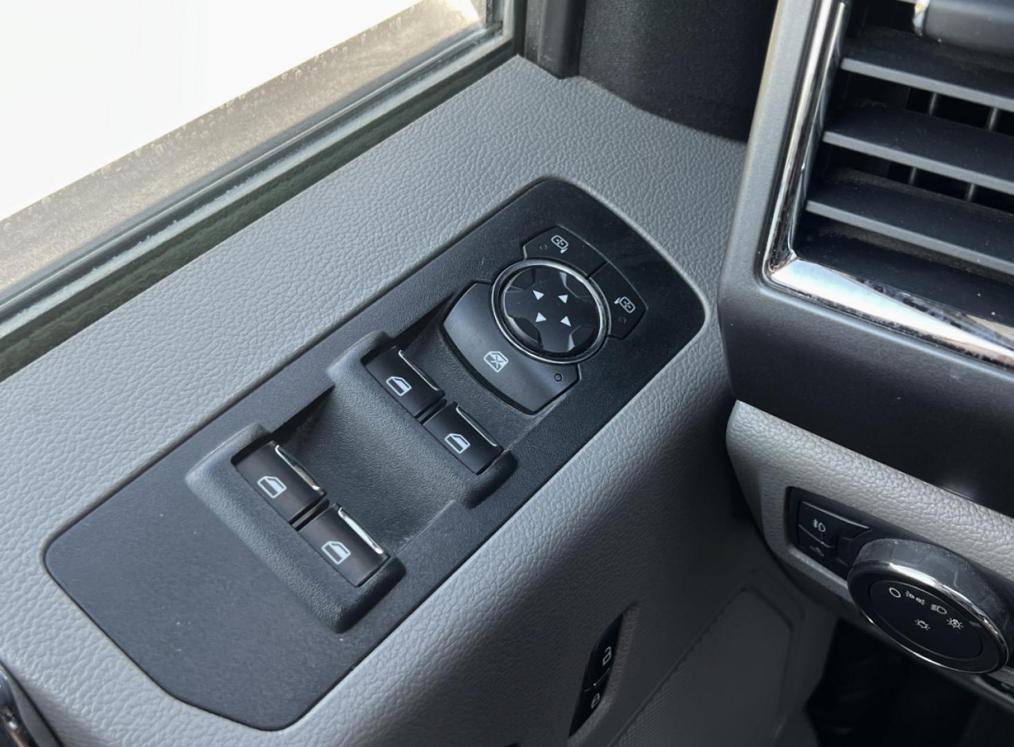 2016 WHITE /Gray Cloth Ford F-150 XLT SuperCrew 6.5-ft. Bed 4WD (1FTEW1EP7GK) with an 2.7L V6 engine, Automatic transmission, located at 506 S. Kingshighway, Cape Girardeau, MO, 63703, (573) 235-5000, 37.294994, -89.556206 - 2016 Ford F-150 XLT Local 1-Owner Only 97xxx miles 4x4 2.7L V6 Automatic Backup Camera Power/Heated Seats Bluetooth Remote Start Cruise Power Windows/Locks/Mirrors We have financing available and we accept trades! Fill out a credit application on our website or come by today! If you hav - Photo#30