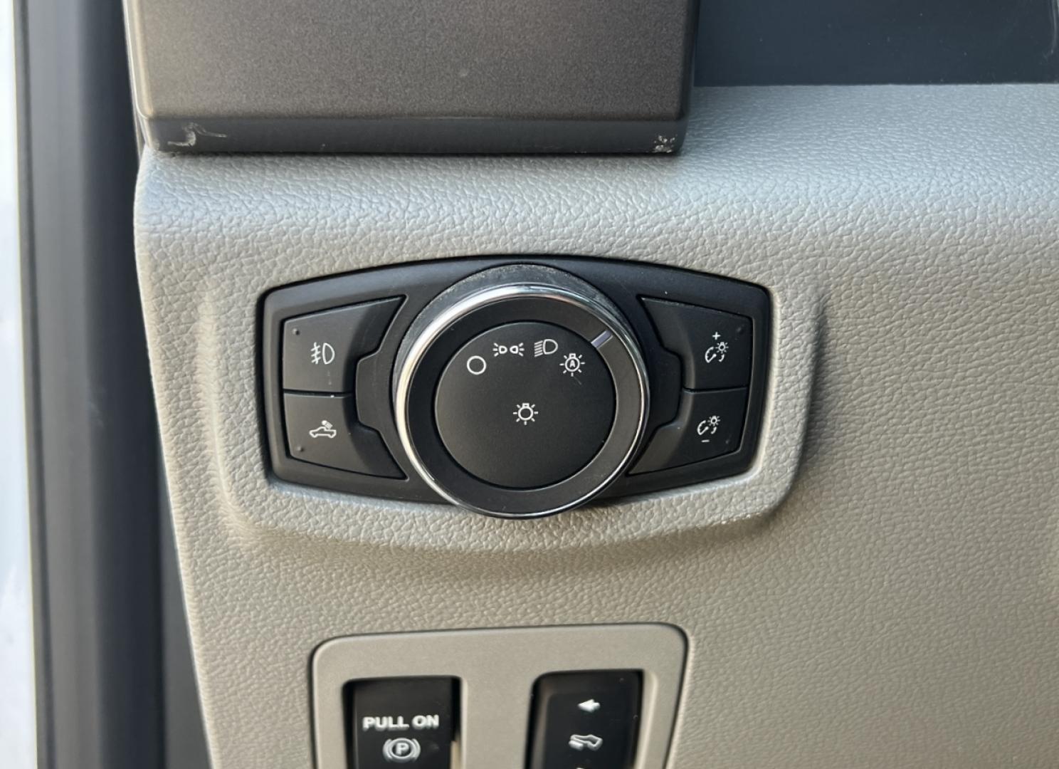 2016 WHITE /Gray Cloth Ford F-150 XLT SuperCrew 6.5-ft. Bed 4WD (1FTEW1EP7GK) with an 2.7L V6 engine, Automatic transmission, located at 506 S. Kingshighway, Cape Girardeau, MO, 63703, (573) 235-5000, 37.294994, -89.556206 - 2016 Ford F-150 XLT Local 1-Owner Only 97xxx miles 4x4 2.7L V6 Automatic Backup Camera Power/Heated Seats Bluetooth Remote Start Cruise Power Windows/Locks/Mirrors We have financing available and we accept trades! Fill out a credit application on our website or come by today! If you hav - Photo#33