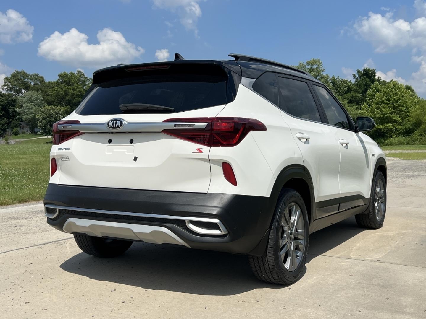 2021 WHITE /Gray Cloth Kia Seltos S AWD (KNDEUCAA3M7) with an 2.0L 4 Cyl. engine, CVT transmission, located at 506 S. Kingshighway, Cape Girardeau, MO, 63703, (573) 235-5000, 37.294994, -89.556206 - 2021 Kia Seltos S 1-Owner 67xxx miles All Wheel Drive 2.0L 4 Cyl. Automatic Backup Camera Heated Seats Bluetooth Cruise Power Windows/Locks/Mirrors We have financing available and we accept trades! Fill out a credit application on our website or come by today! If you have any questions, - Photo#7