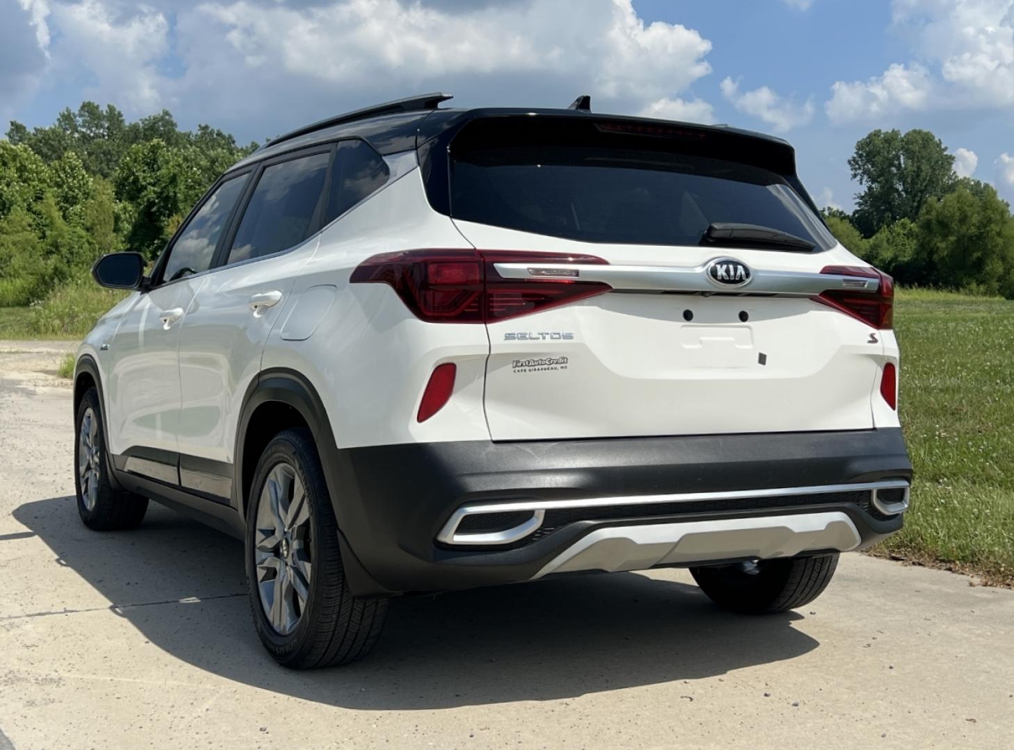 2021 WHITE /Gray Cloth Kia Seltos S AWD (KNDEUCAA3M7) with an 2.0L 4 Cyl. engine, CVT transmission, located at 506 S. Kingshighway, Cape Girardeau, MO, 63703, (573) 235-5000, 37.294994, -89.556206 - 2021 Kia Seltos S 1-Owner 67xxx miles All Wheel Drive 2.0L 4 Cyl. Automatic Backup Camera Heated Seats Bluetooth Cruise Power Windows/Locks/Mirrors We have financing available and we accept trades! Fill out a credit application on our website or come by today! If you have any questions, - Photo#8