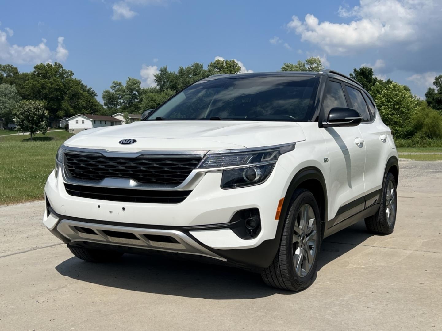 2021 WHITE /Gray Cloth Kia Seltos S AWD (KNDEUCAA3M7) with an 2.0L 4 Cyl. engine, CVT transmission, located at 506 S. Kingshighway, Cape Girardeau, MO, 63703, (573) 235-5000, 37.294994, -89.556206 - 2021 Kia Seltos S 1-Owner 67xxx miles All Wheel Drive 2.0L 4 Cyl. Automatic Backup Camera Heated Seats Bluetooth Cruise Power Windows/Locks/Mirrors We have financing available and we accept trades! Fill out a credit application on our website or come by today! If you have any questions, - Photo#4