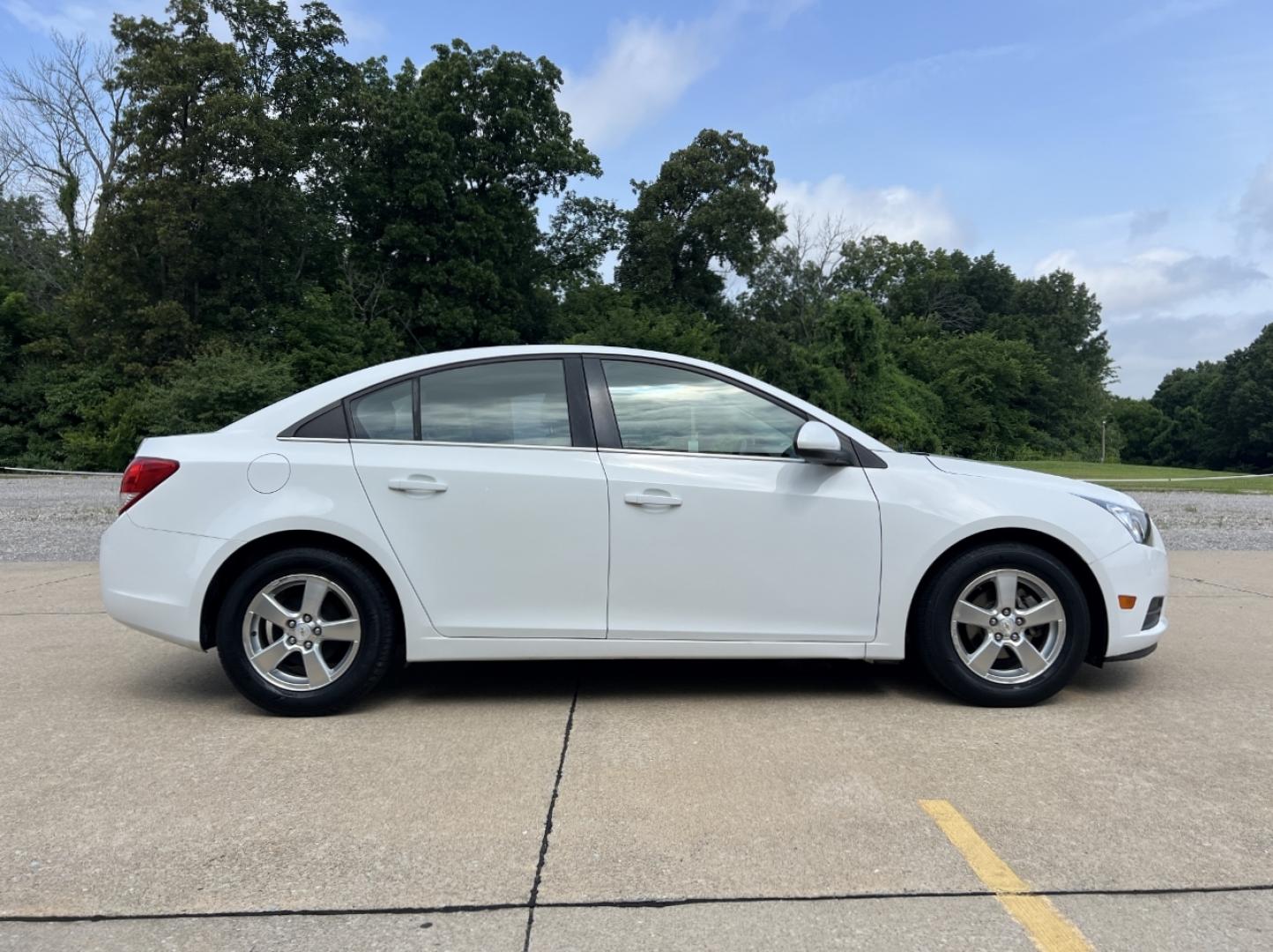 2012 WHITE /Gray Cloth Chevrolet Cruze LT (1G1PE5SC9C7) with an 1.4L 4 Cyl. Turbo engine, Automatic transmission, located at 2990 Old Orchard Rd., Jackson, MO, 63755, 37.354214, -89.612106 - 2012 Chevrolet Cruze LT 141xxx miles Front Wheel Drive 1.4L 4 Cyl. Automatic Cruise Power Windows/Locks/Mirrors We have financing available and we accept trades! Fill out a credit application on our website or come by today! If you have any questions, give us a call at (573) 204-7777 or visi - Photo#4