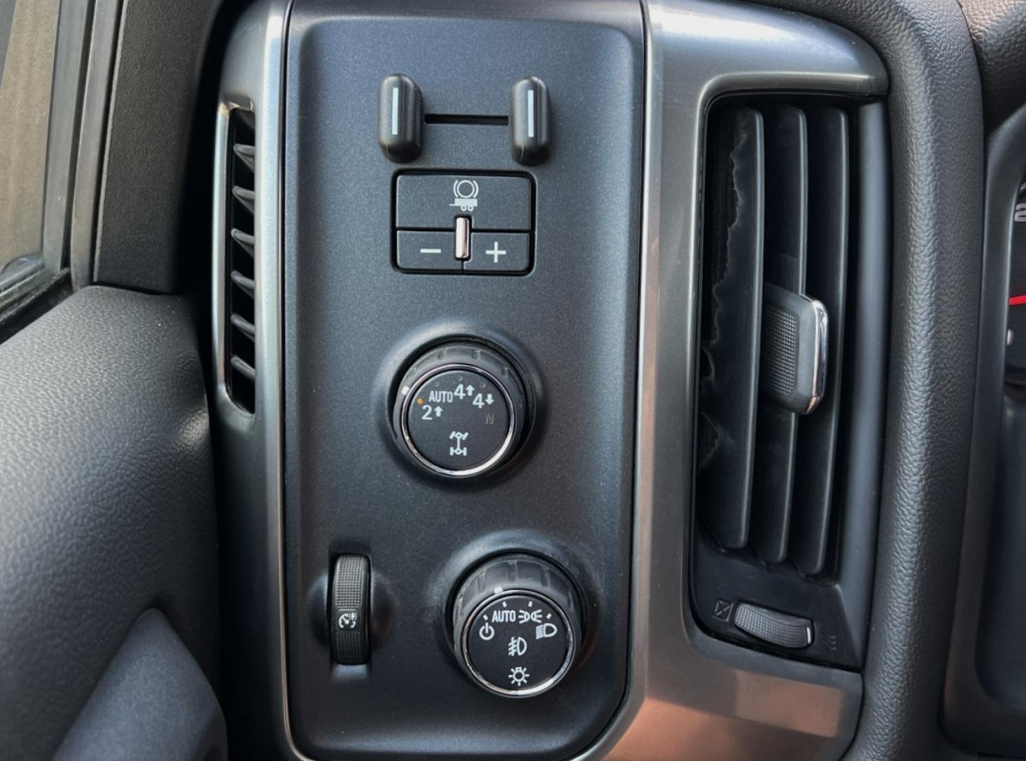 2017 WHITE /Black Cloth Chevrolet Silverado 1500 LT Double Cab 4WD (1GCVKREC8HZ) with an 5.3L V8 engine, Automatic transmission, located at 2990 Old Orchard Rd., Jackson, MO, 63755, 37.354214, -89.612106 - 2017 Chevrolet Silverado 1500 LT Z71 Off Road 105xxx miles 4x4 5.3L V8 Automatic Navigation Backup Camera Power Driver Seat Heated Seats Bluetooth Remote Start Cruise Power Windows/Locks/Mirrors We have financing available and we accept trades! Fill out a credit application on our websi - Photo#2