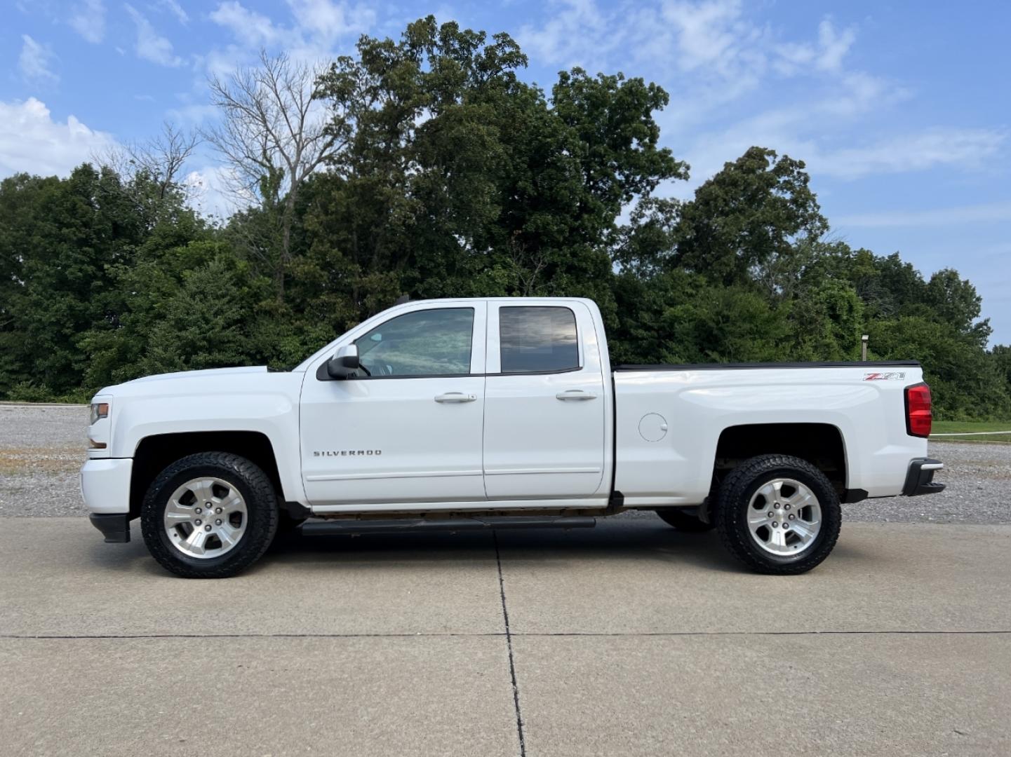 2017 WHITE /Black Cloth Chevrolet Silverado 1500 LT Double Cab 4WD (1GCVKREC8HZ) with an 5.3L V8 engine, Automatic transmission, located at 2990 Old Orchard Rd., Jackson, MO, 63755, 37.354214, -89.612106 - 2017 Chevrolet Silverado 1500 LT Z71 Off Road 105xxx miles 4x4 5.3L V8 Automatic Navigation Backup Camera Power Driver Seat Heated Seats Bluetooth Remote Start Cruise Power Windows/Locks/Mirrors We have financing available and we accept trades! Fill out a credit application on our websi - Photo#8