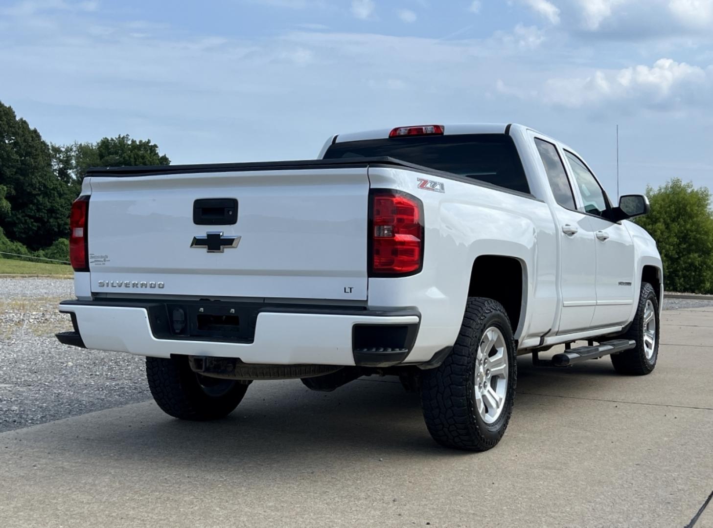 2017 WHITE /Black Cloth Chevrolet Silverado 1500 LT Double Cab 4WD (1GCVKREC8HZ) with an 5.3L V8 engine, Automatic transmission, located at 2990 Old Orchard Rd., Jackson, MO, 63755, 37.354214, -89.612106 - 2017 Chevrolet Silverado 1500 LT Z71 Off Road 105xxx miles 4x4 5.3L V8 Automatic Navigation Backup Camera Power Driver Seat Heated Seats Bluetooth Remote Start Cruise Power Windows/Locks/Mirrors We have financing available and we accept trades! Fill out a credit application on our websi - Photo#10