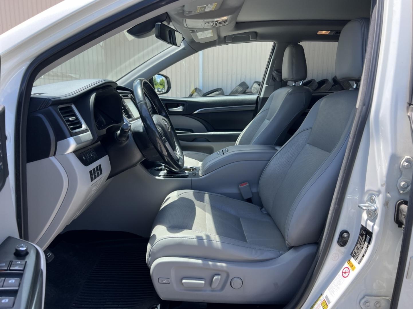 2017 WHITE /Gray Leather Toyota Highlander Limited AWD V6 (5TDDZRFH7HS) with an 3.5L V6 engine, Automatic transmission, located at 2990 Old Orchard Rd., Jackson, MO, 63755, 37.354214, -89.612106 - We have financing available and we accept trades! Fill out a credit application on our website or come by today! If you have any questions, give us a call at (573) 204-7777 or visit our website at firstautocredit.com. - Photo#9