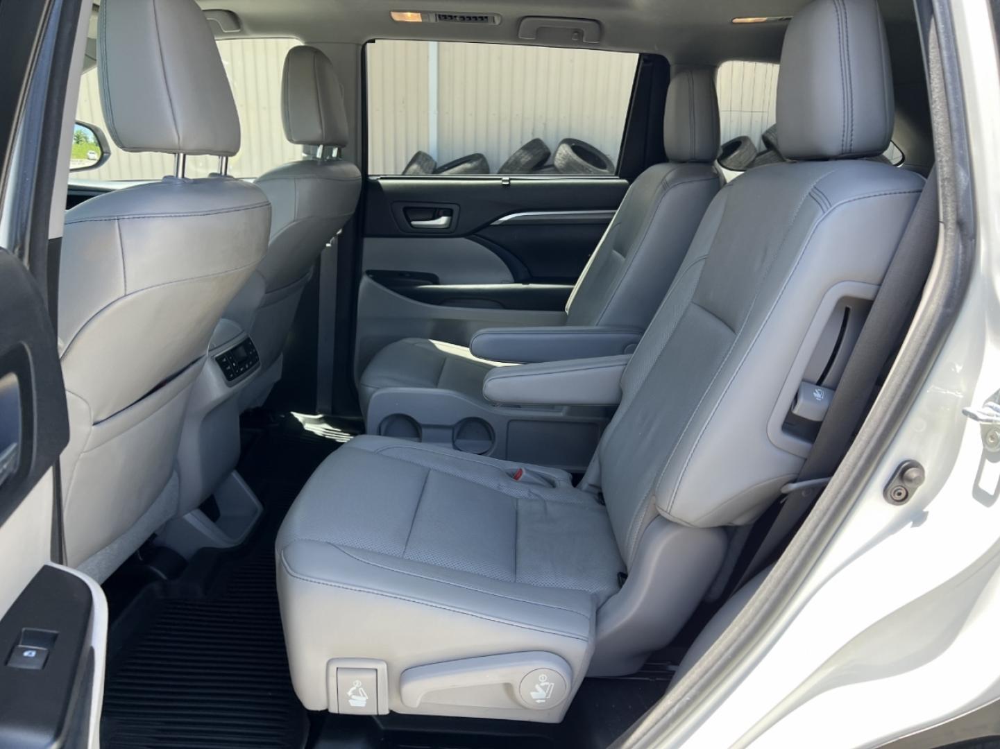 2017 WHITE /Gray Leather Toyota Highlander Limited AWD V6 (5TDDZRFH7HS) with an 3.5L V6 engine, Automatic transmission, located at 2990 Old Orchard Rd., Jackson, MO, 63755, 37.354214, -89.612106 - We have financing available and we accept trades! Fill out a credit application on our website or come by today! If you have any questions, give us a call at (573) 204-7777 or visit our website at firstautocredit.com. - Photo#10