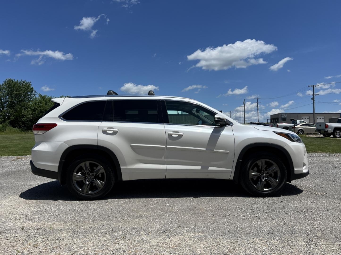 2017 WHITE /Gray Leather Toyota Highlander Limited AWD V6 (5TDDZRFH7HS) with an 3.5L V6 engine, Automatic transmission, located at 2990 Old Orchard Rd., Jackson, MO, 63755, 37.354214, -89.612106 - We have financing available and we accept trades! Fill out a credit application on our website or come by today! If you have any questions, give us a call at (573) 204-7777 or visit our website at firstautocredit.com. - Photo#12