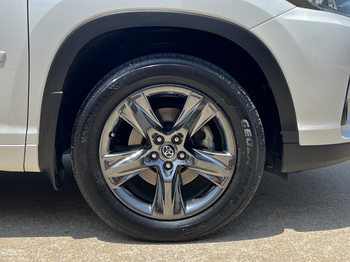 2017 WHITE /Gray Leather Toyota Highlander Limited AWD V6 (5TDDZRFH7HS) with an 3.5L V6 engine, Automatic transmission, located at 2990 Old Orchard Rd., Jackson, MO, 63755, 37.354214, -89.612106 - 2017 Toyota Highlander Limited 1-Owner 161xxx miles All Wheel Drive 3.5L V6 Automatic Leather 3rd Row Navigation Power/Heated/Cooled Seats Backup Camera Sunroof Bluetooth Cruise Power Windows/Locks/Mirrors We have financing available and we accept trades! Fill out a credit application - Photo#44