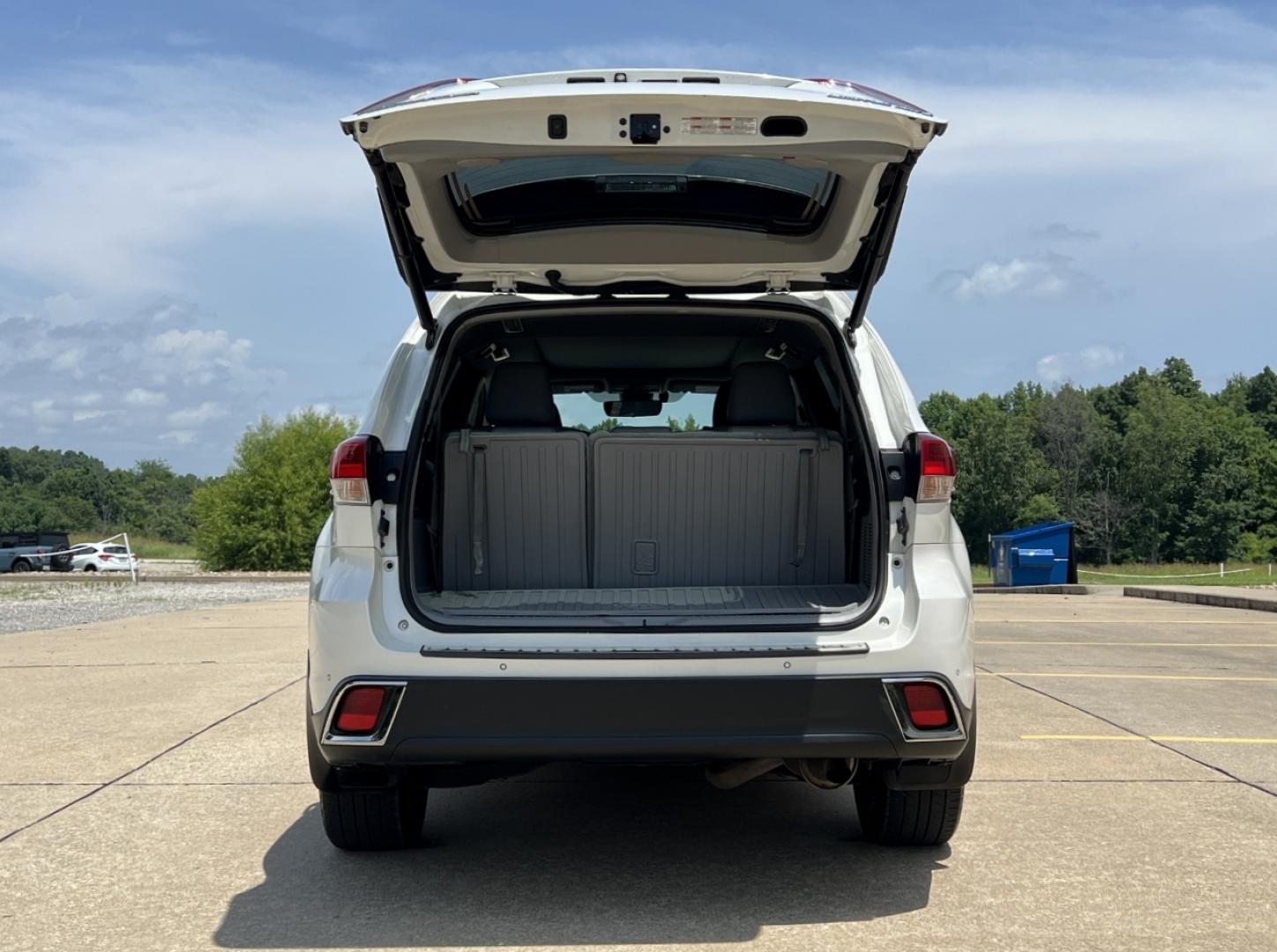 2017 WHITE /Gray Leather Toyota Highlander Limited AWD V6 (5TDDZRFH7HS) with an 3.5L V6 engine, Automatic transmission, located at 2990 Old Orchard Rd., Jackson, MO, 63755, 37.354214, -89.612106 - 2017 Toyota Highlander Limited 1-Owner 161xxx miles All Wheel Drive 3.5L V6 Automatic Leather 3rd Row Navigation Power/Heated/Cooled Seats Backup Camera Sunroof Bluetooth Cruise Power Windows/Locks/Mirrors We have financing available and we accept trades! Fill out a credit application - Photo#23