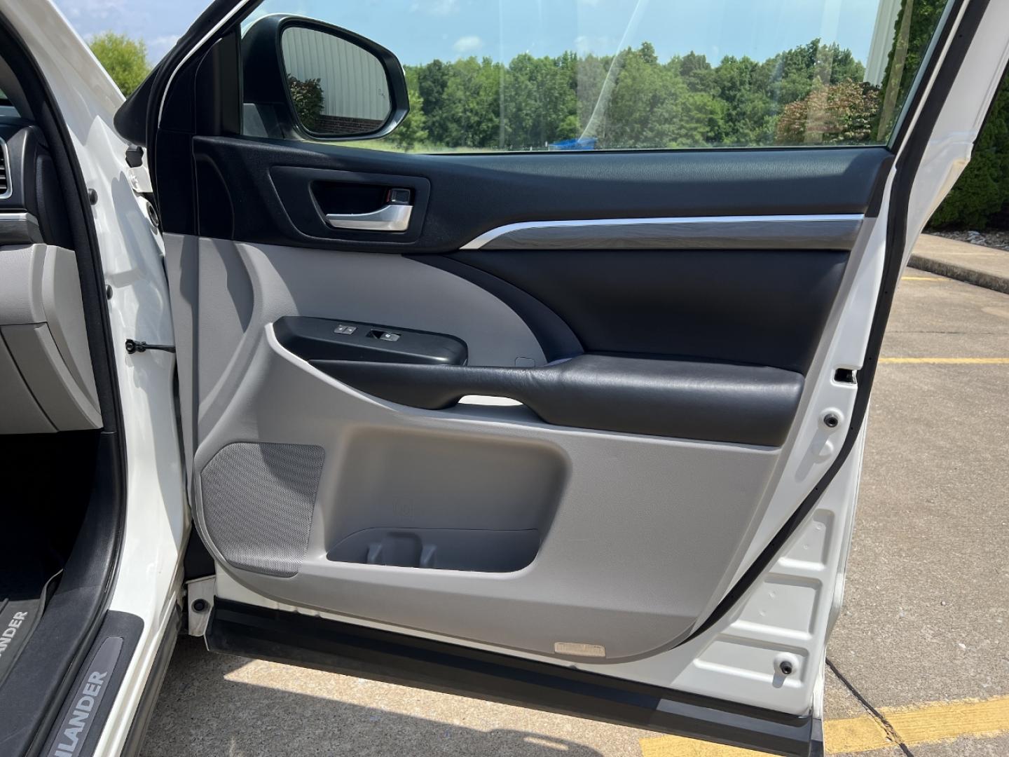2017 WHITE /Gray Leather Toyota Highlander Limited AWD V6 (5TDDZRFH7HS) with an 3.5L V6 engine, Automatic transmission, located at 2990 Old Orchard Rd., Jackson, MO, 63755, 37.354214, -89.612106 - 2017 Toyota Highlander Limited 1-Owner 161xxx miles All Wheel Drive 3.5L V6 Automatic Leather 3rd Row Navigation Power/Heated/Cooled Seats Backup Camera Sunroof Bluetooth Cruise Power Windows/Locks/Mirrors We have financing available and we accept trades! Fill out a credit application - Photo#18
